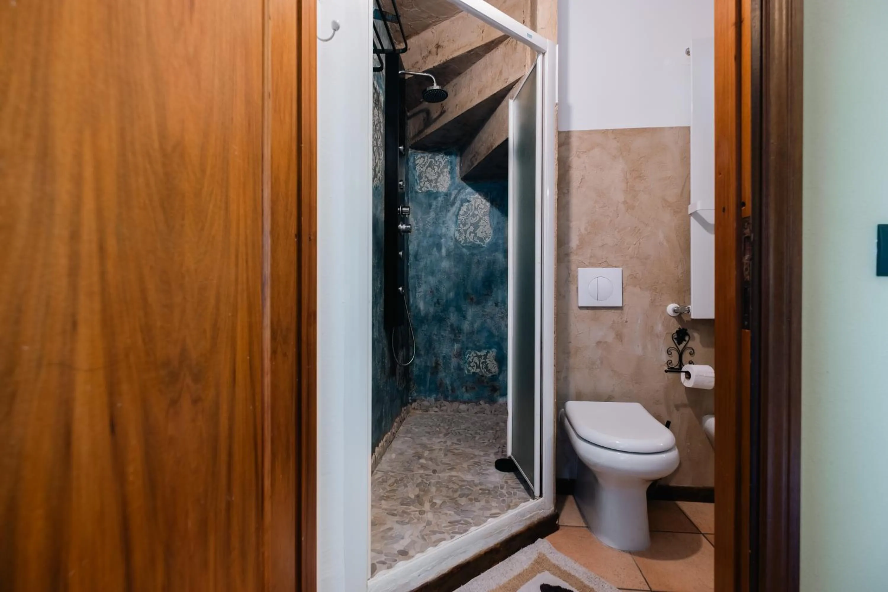 Shower in Palazzetto del Pittore in San Quirico d'Orcia