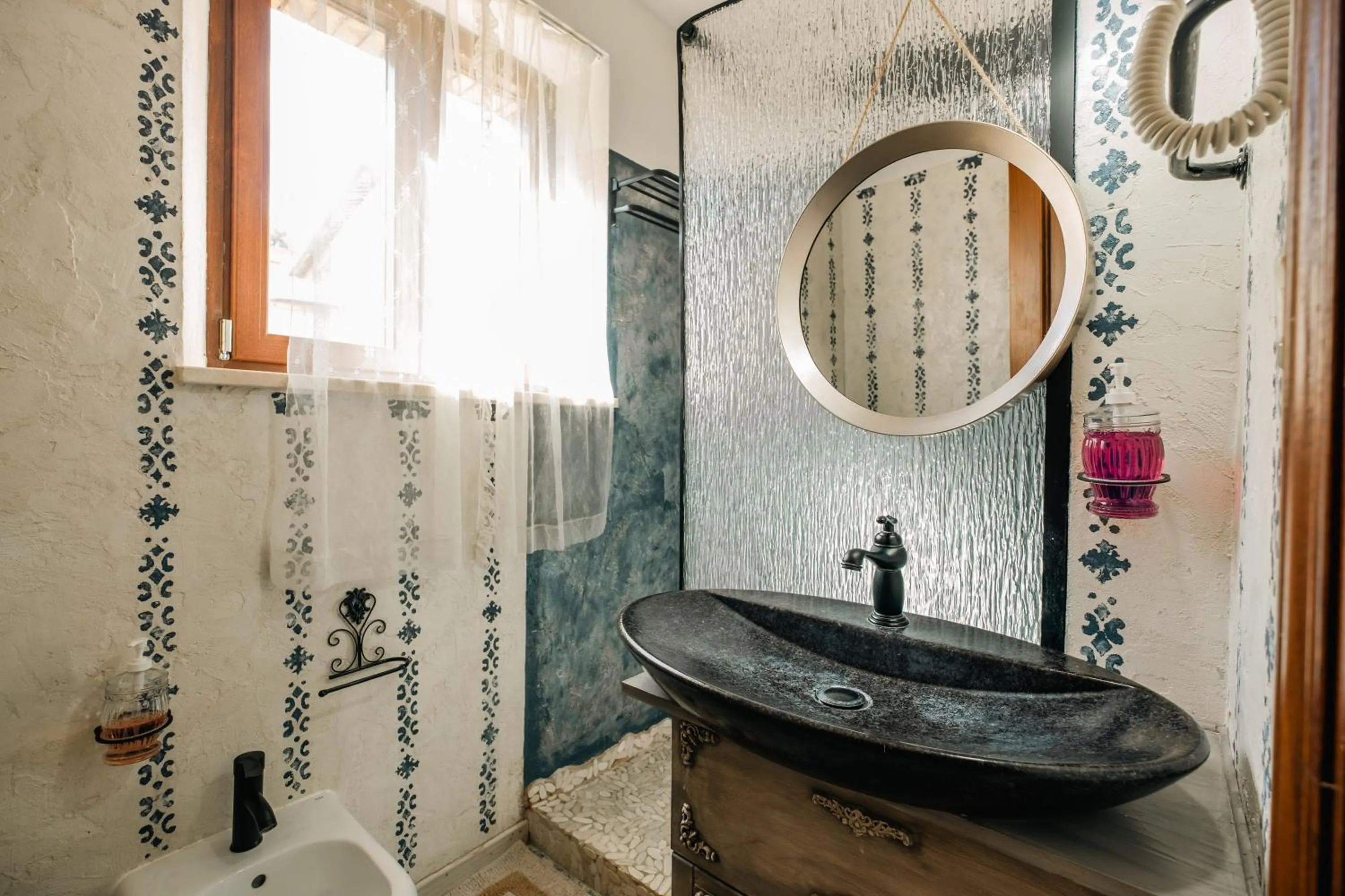 Shower in Palazzetto del Pittore in San Quirico d'Orcia