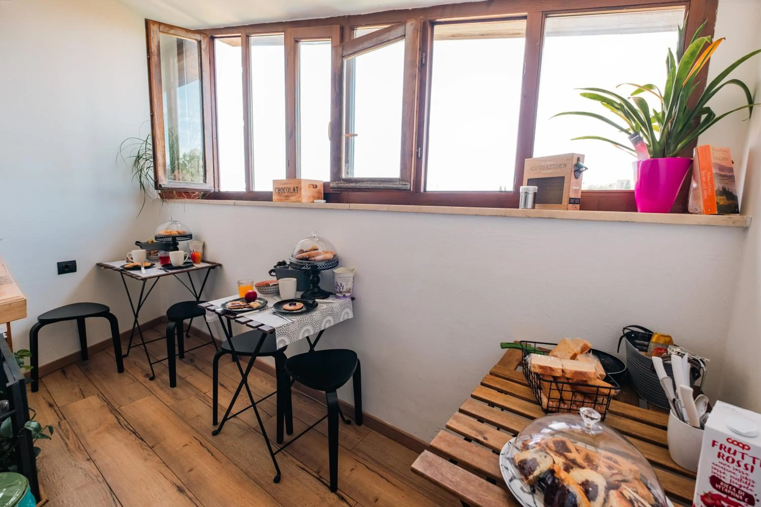 People in Palazzetto del Pittore in San Quirico d'Orcia