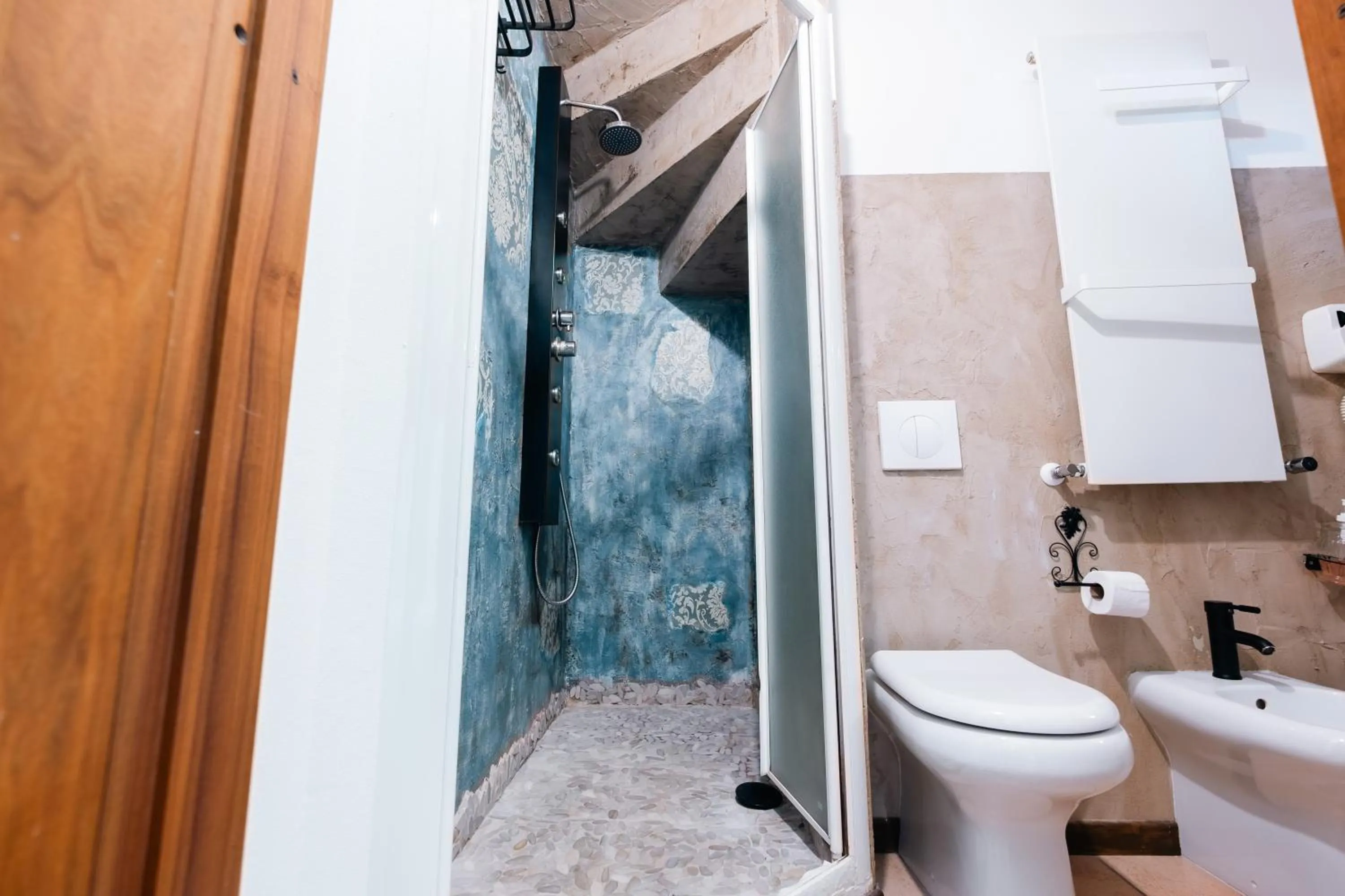 Shower in Palazzetto del Pittore in San Quirico d'Orcia