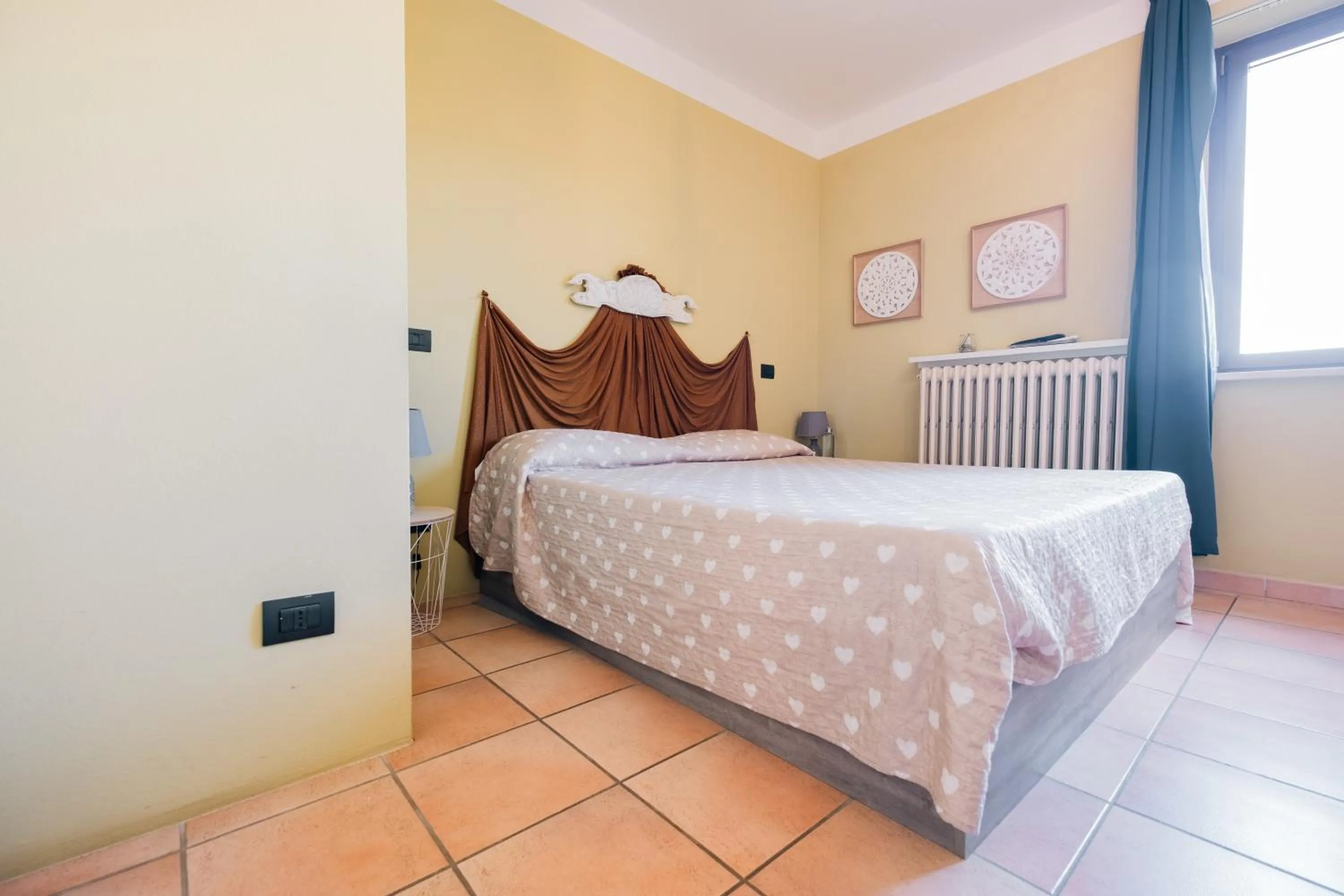 Photo of the whole room, Bed in Palazzetto del Pittore in San Quirico d'Orcia
