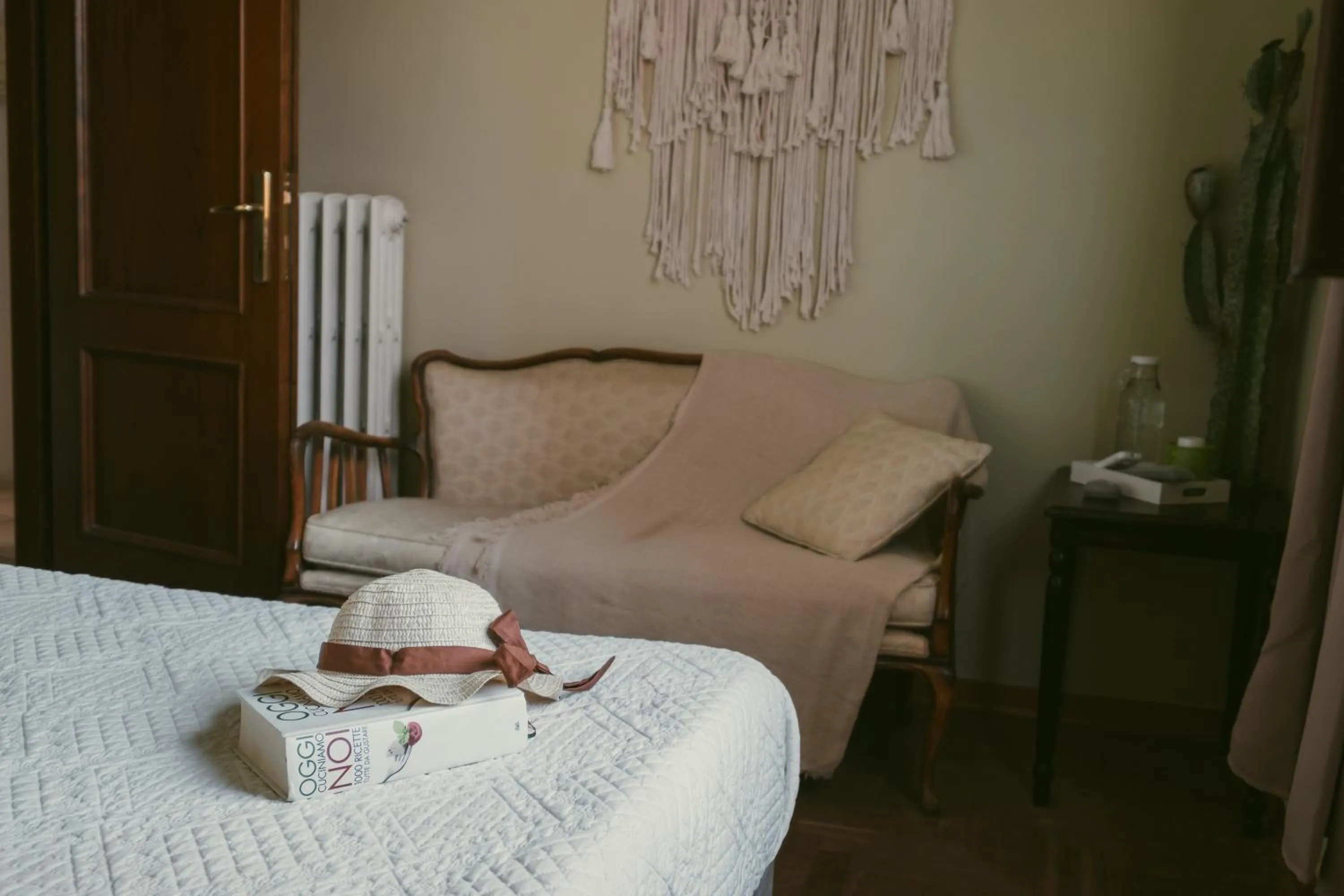 Bed in Palazzetto del Pittore in San Quirico d'Orcia