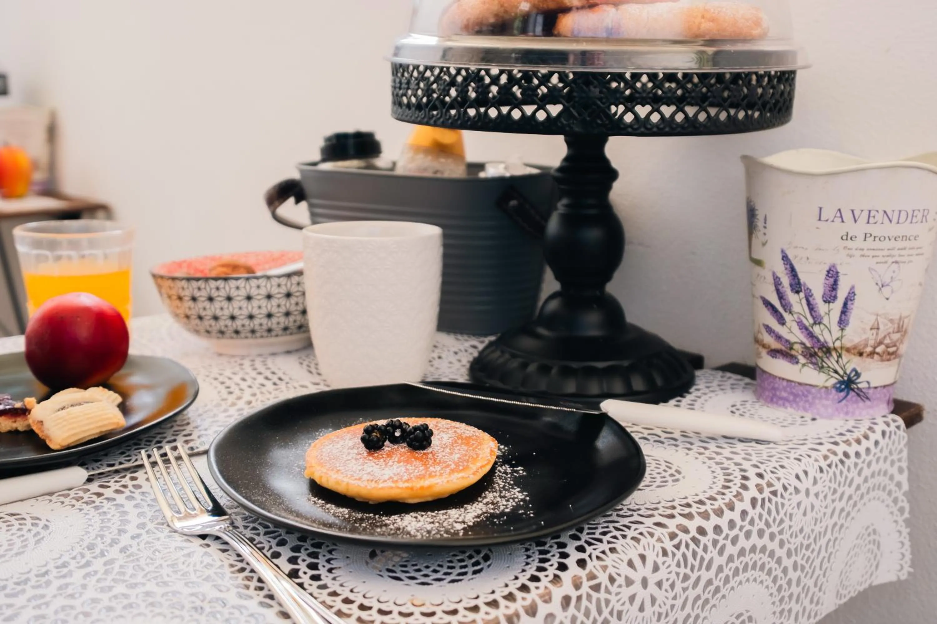 People in Palazzetto del Pittore in San Quirico d'Orcia