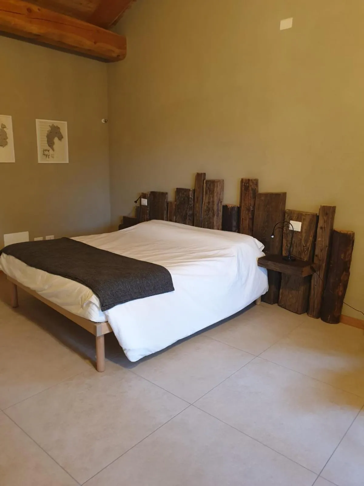 Photo of the whole room, Bed in L'uovo e la faina