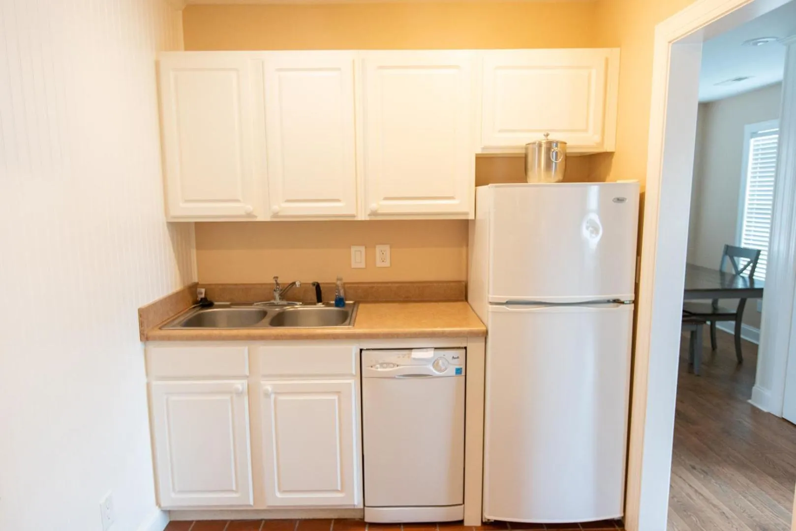 Kitchen or kitchenette in Howard's Creek Inn