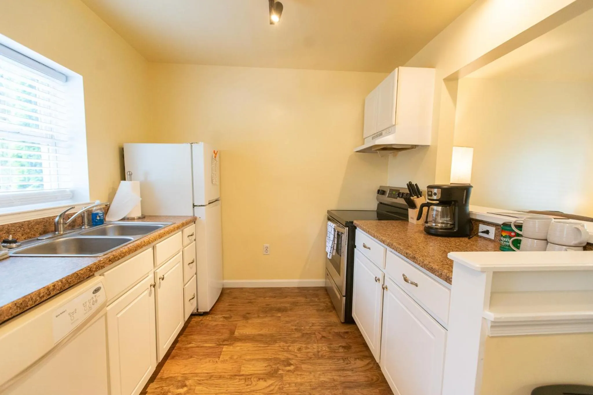 Coffee/tea facilities in Howard's Creek Inn