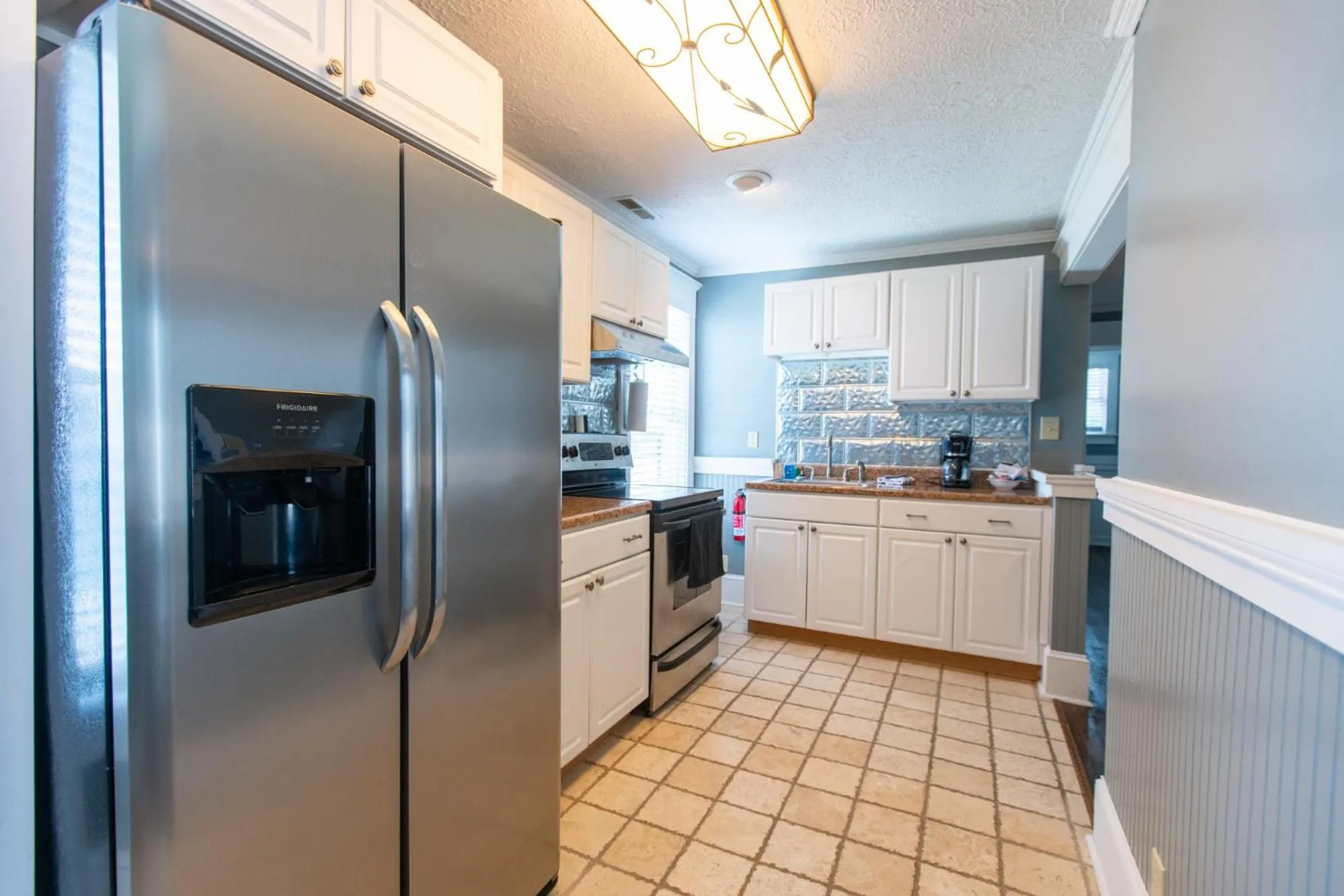 Kitchen or kitchenette in Howard's Creek Inn