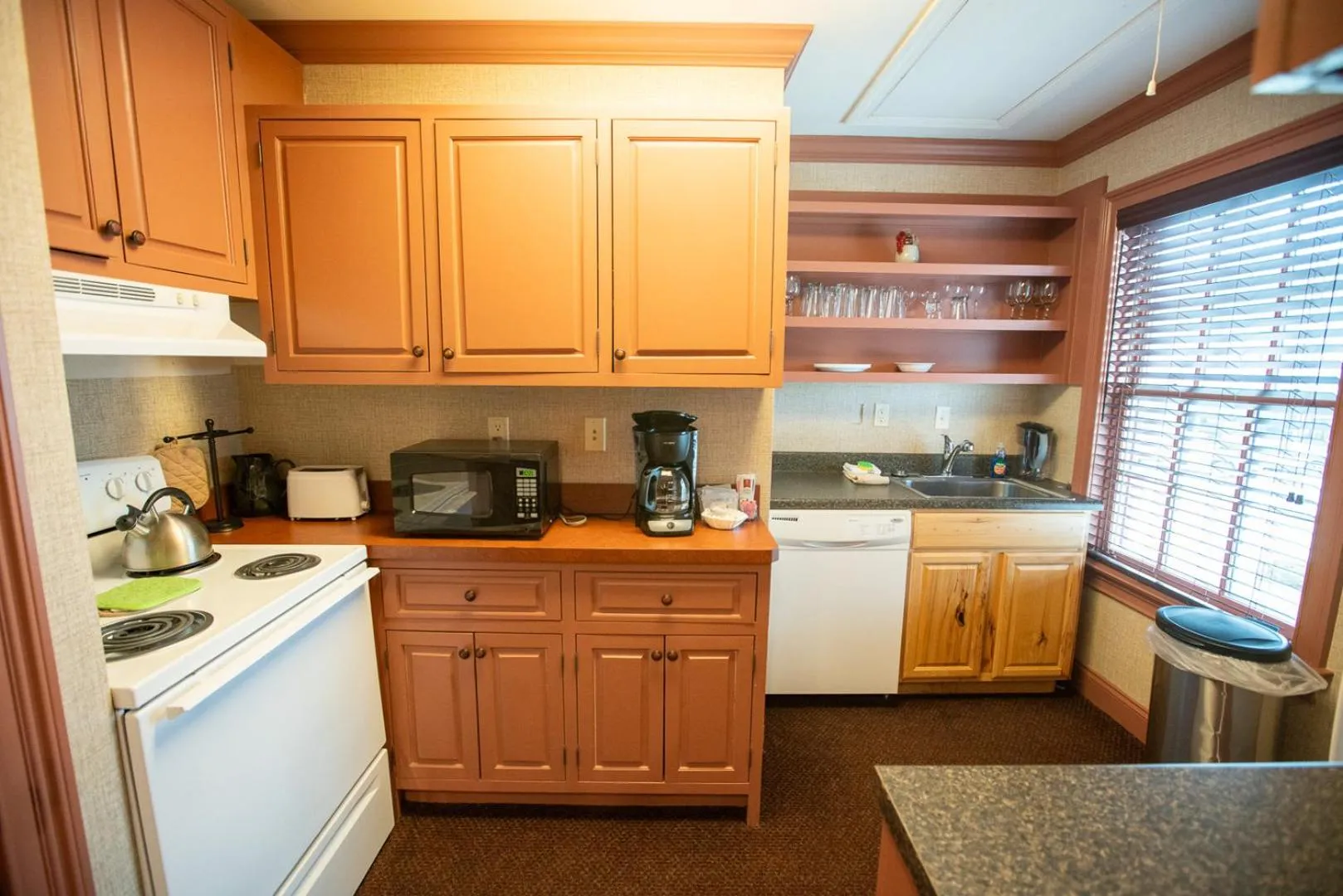 Kitchen or kitchenette in Howard's Creek Inn