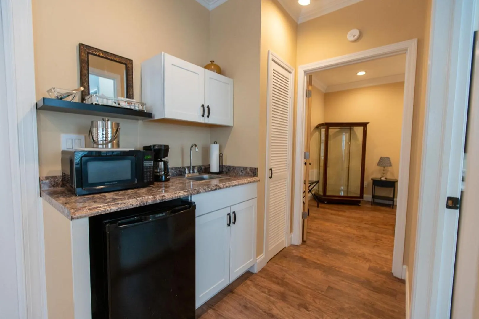 Coffee/tea facilities in Howard's Creek Inn