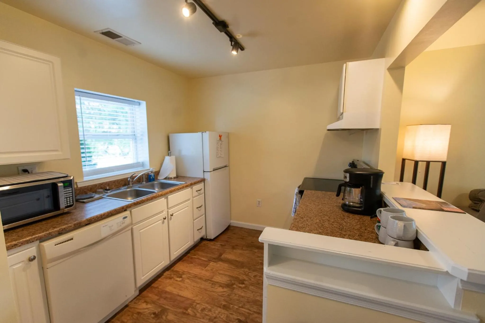 Kitchen or kitchenette in Howard's Creek Inn