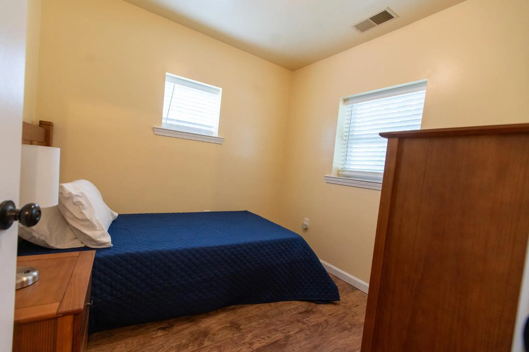 Bed in Howard's Creek Inn