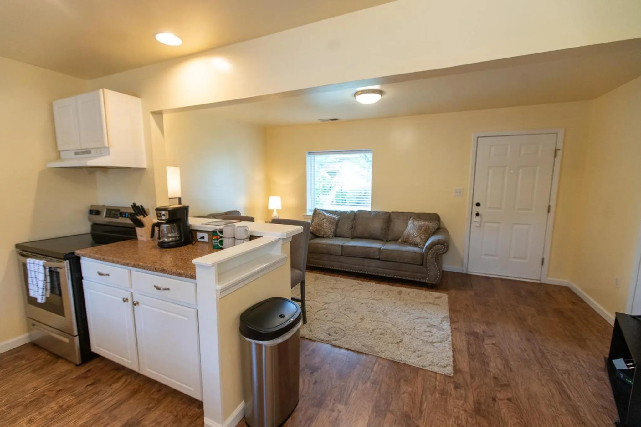 Kitchen or kitchenette in Howard's Creek Inn