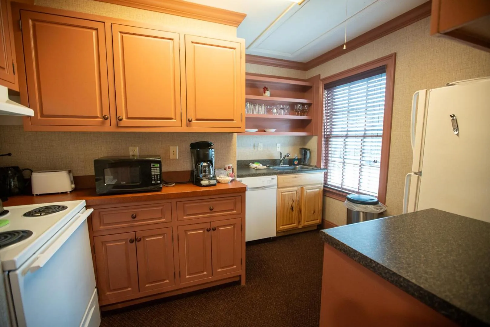 Coffee/tea facilities in Howard's Creek Inn