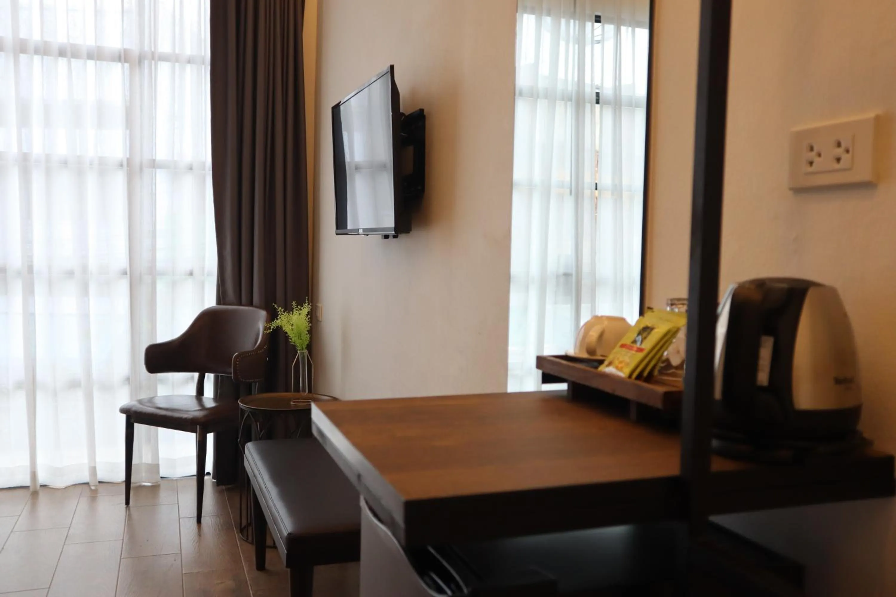 Goodnight Poshtel + Free Netflix