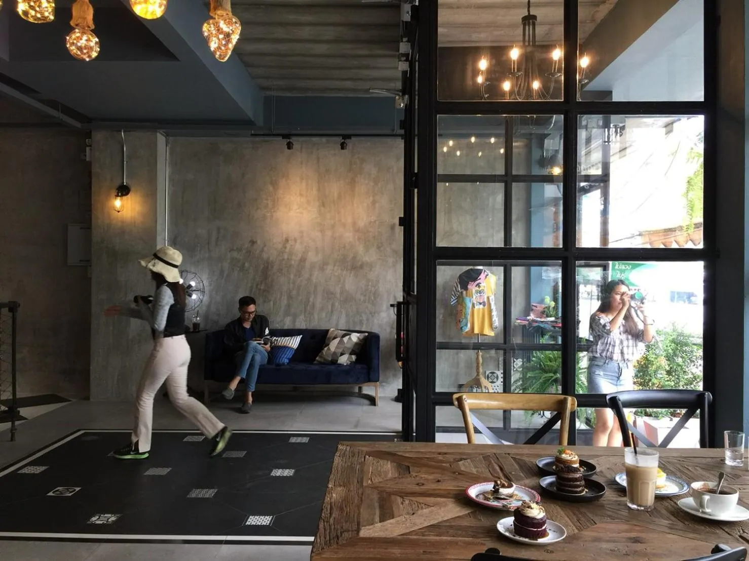 Goodnight Poshtel + Free Netflix