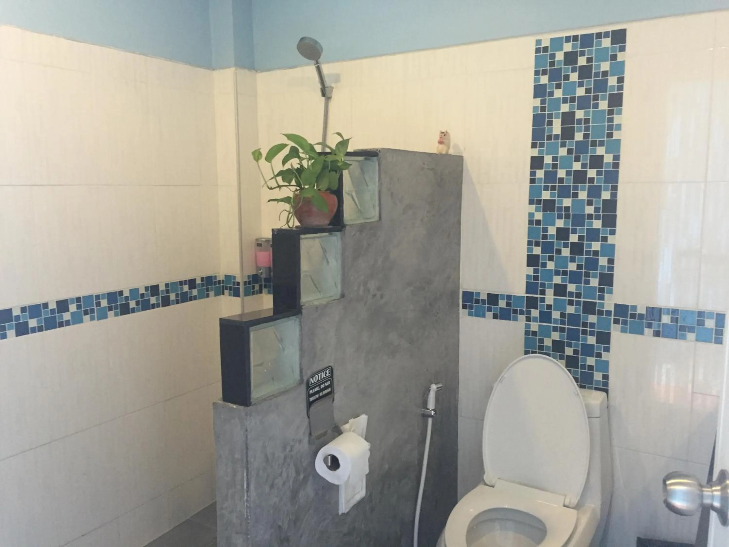 Shower in Baan Suan Ta Hotel