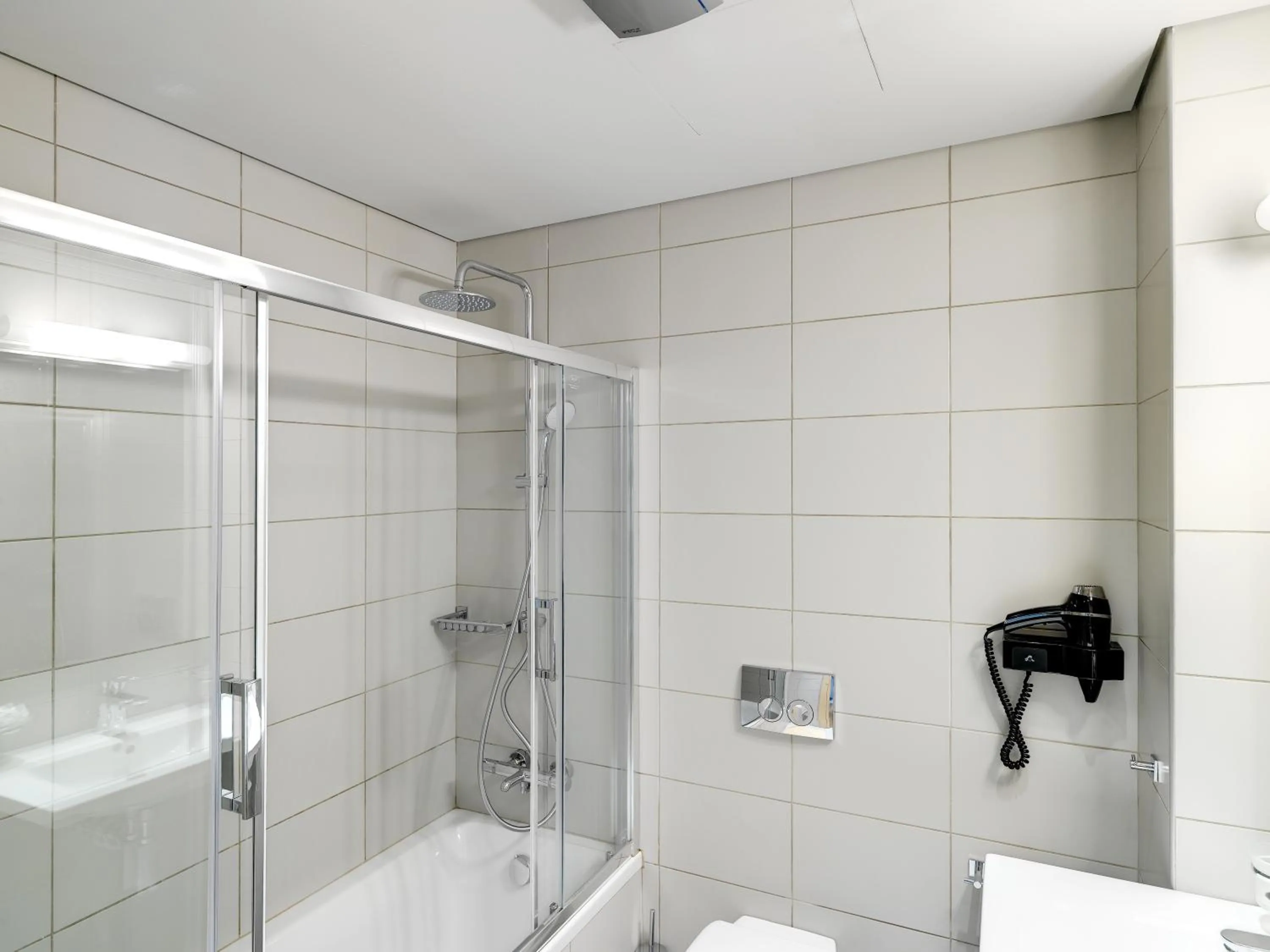 Toilet in Phidias Piraeus Hotel