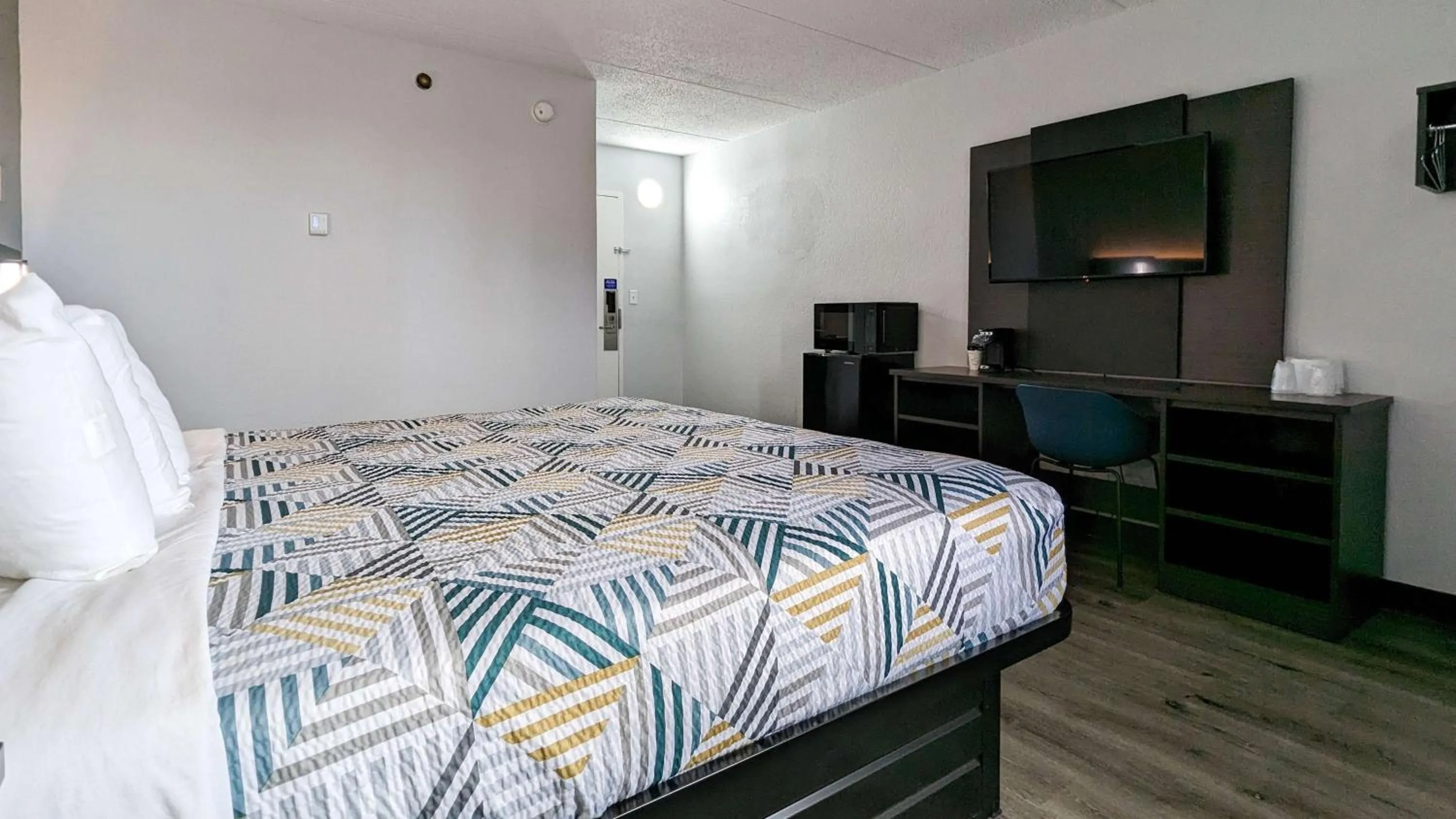 Bedroom, Bed in Motel 6-Danvers, MA - Boston North