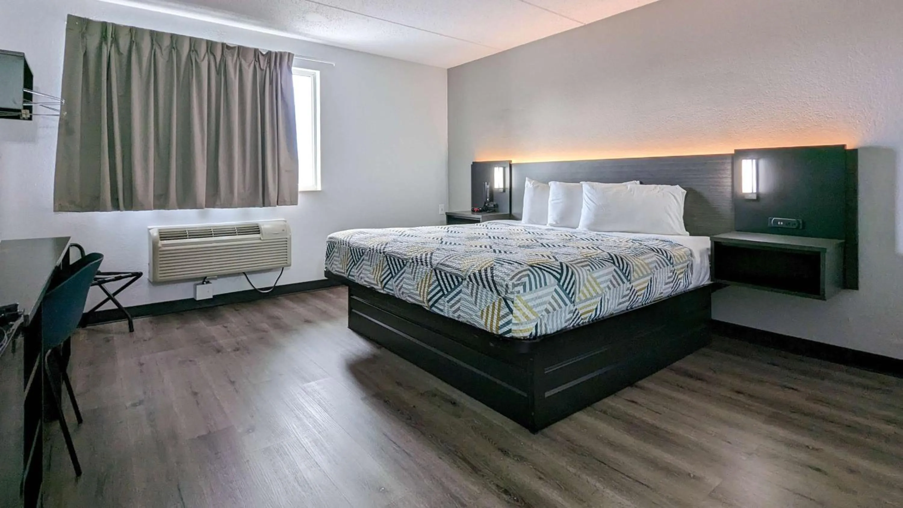 Bedroom, Bed in Motel 6-Danvers, MA - Boston North