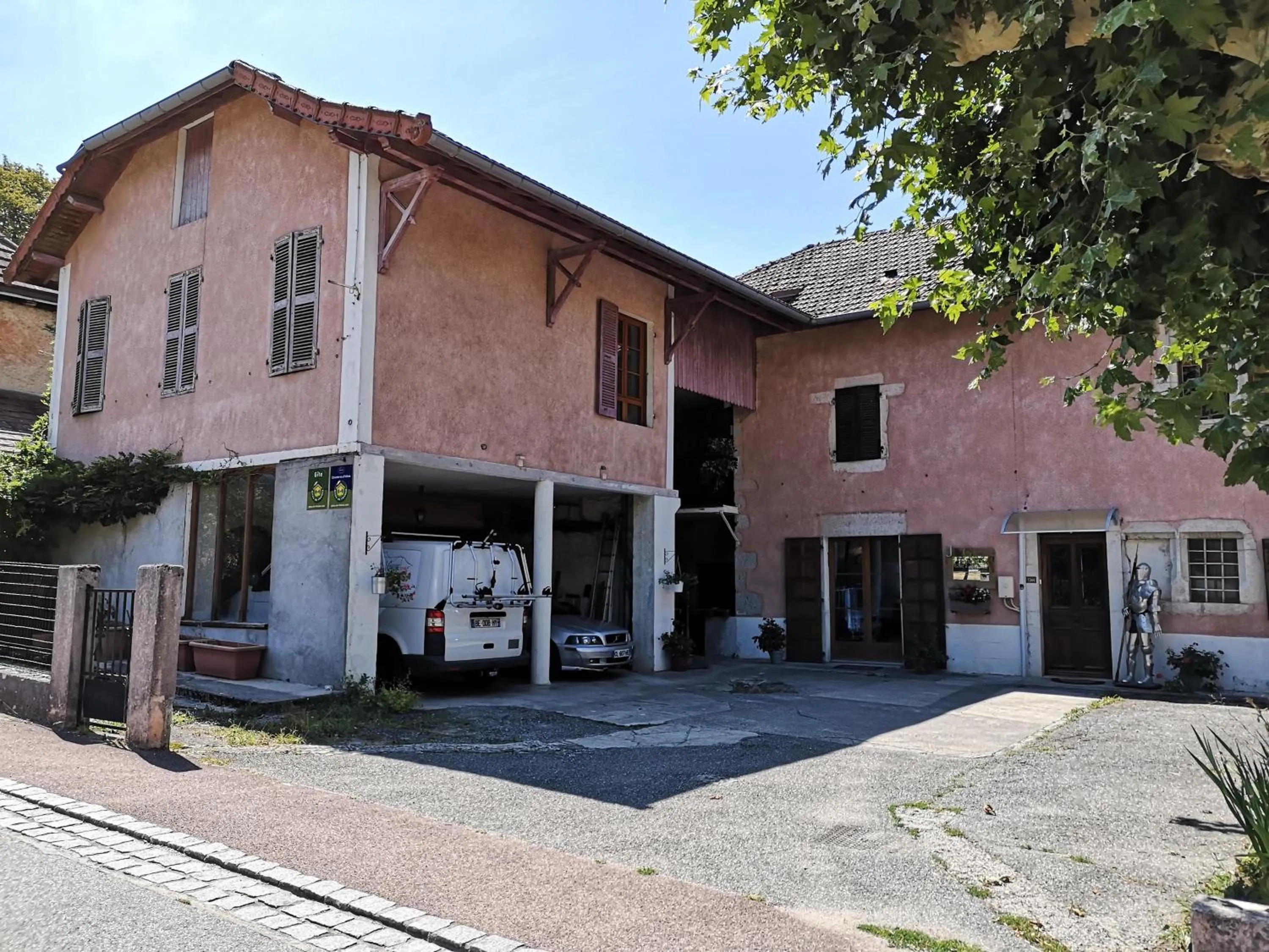 Property building in Maison Maliga J&G House