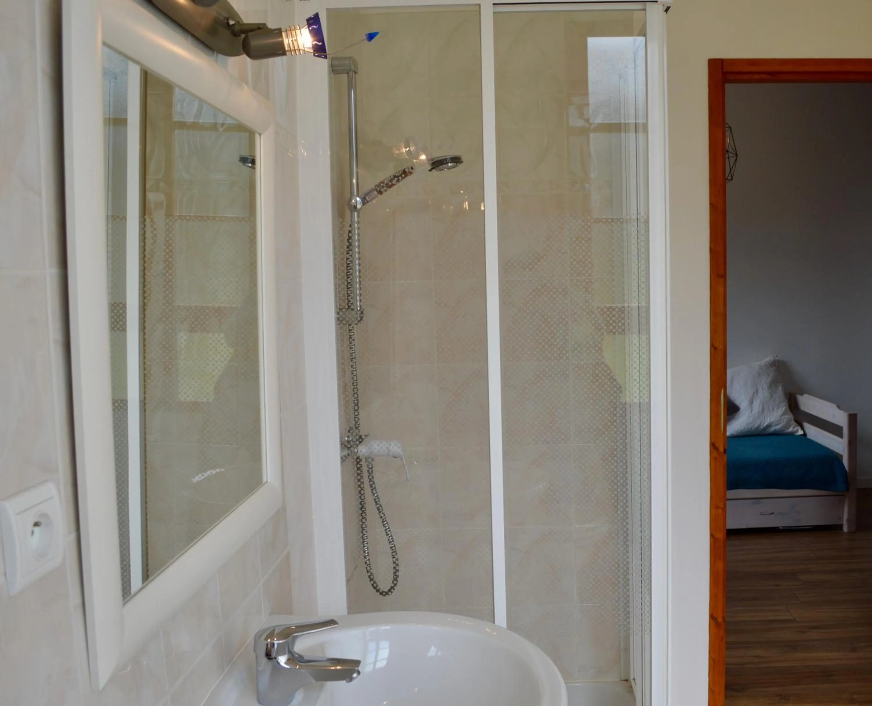 Shower in Maison Maliga J&G House