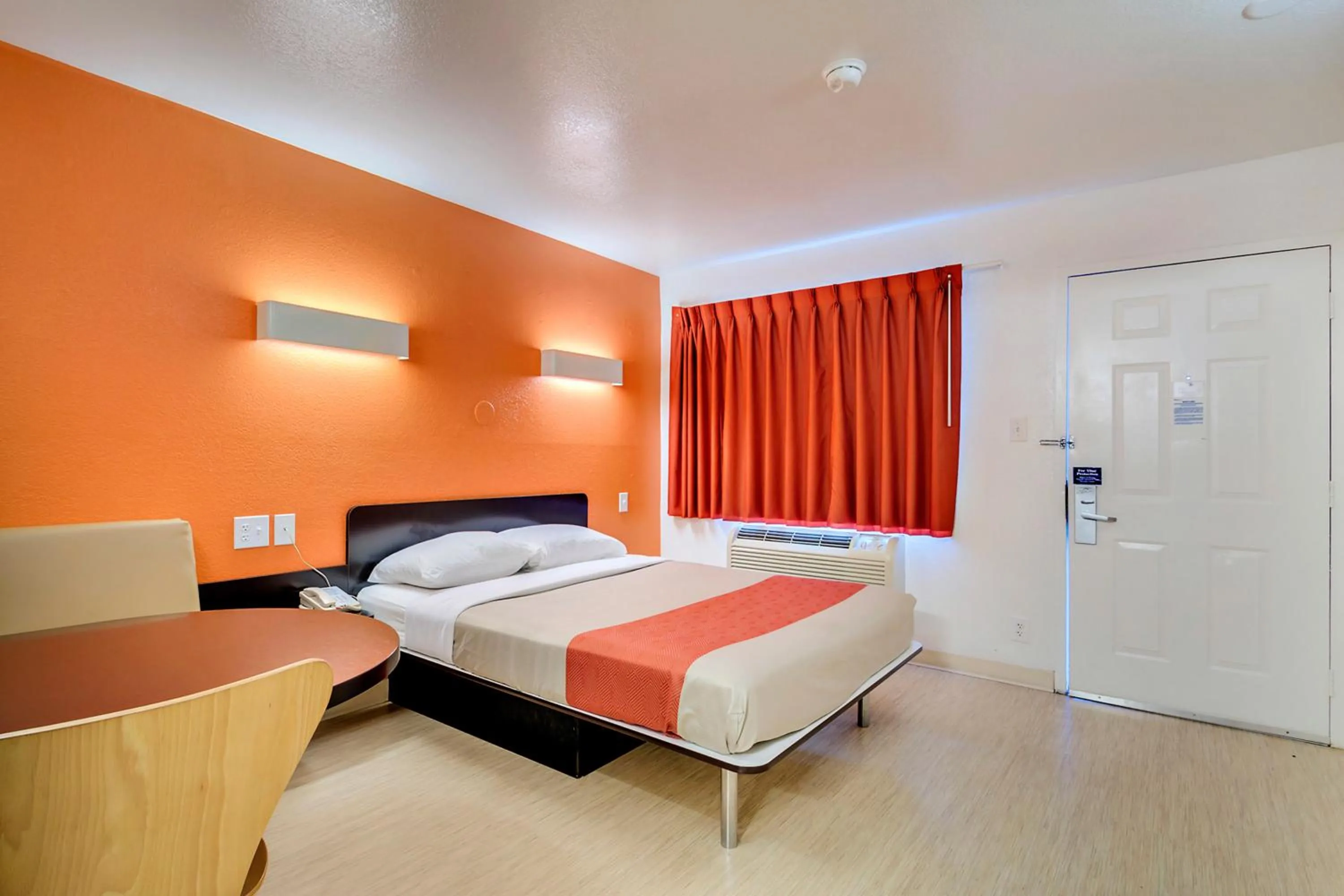 Bedroom, Bed in Motel 6-Linthicum Heights, MD - BWI Airport