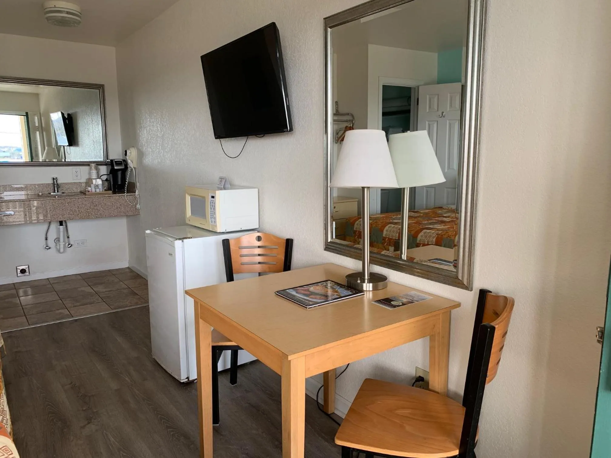 TV and multimedia in Sea Horse Inn and Cottages