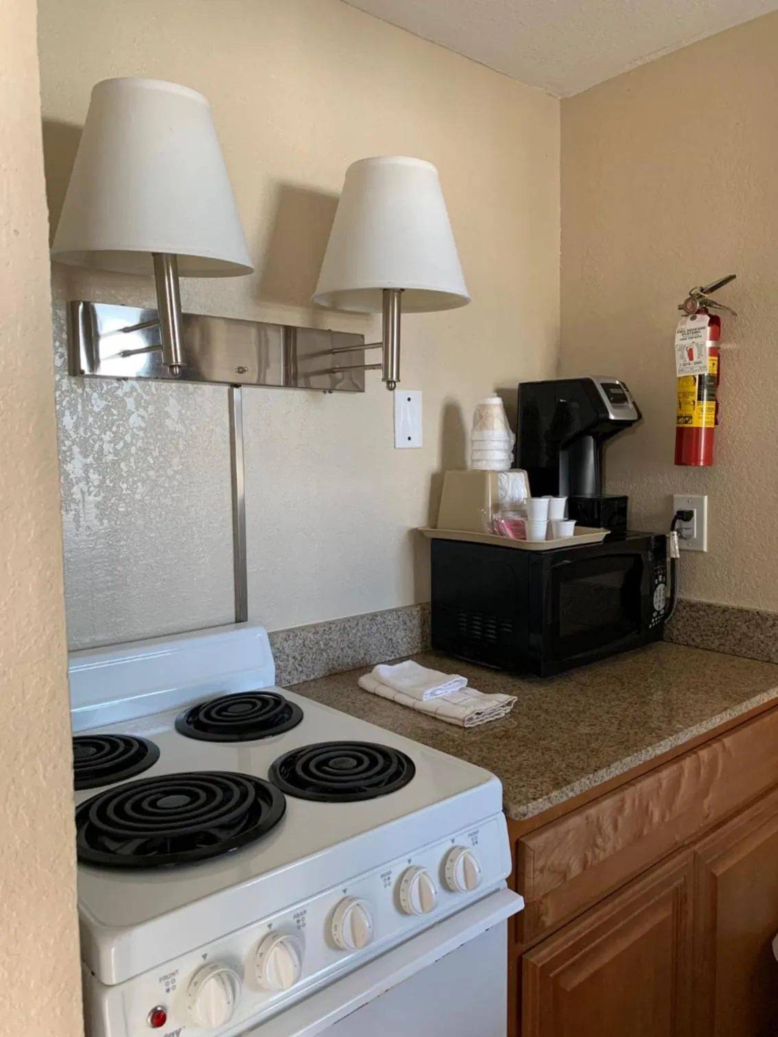 Kitchen or kitchenette in Sea Horse Inn and Cottages