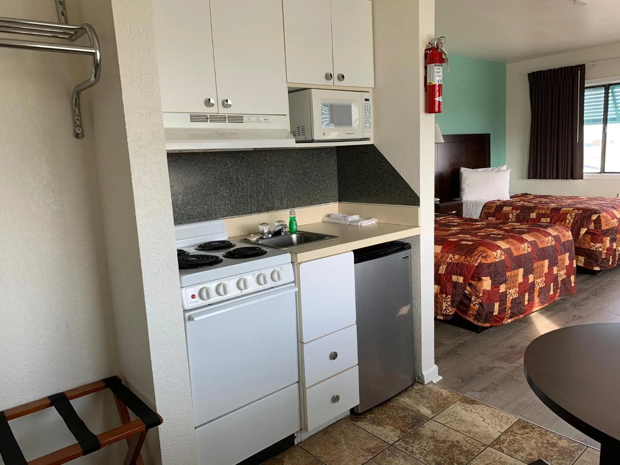 Kitchen or kitchenette in Sea Horse Inn and Cottages