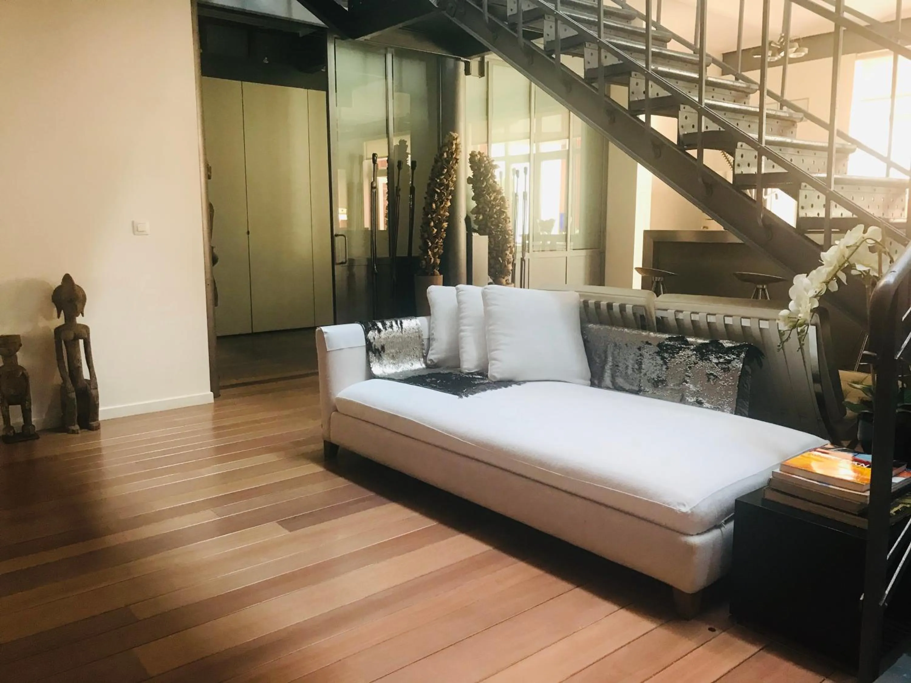 Seating area, Bed in Les Lofts d'Artistes