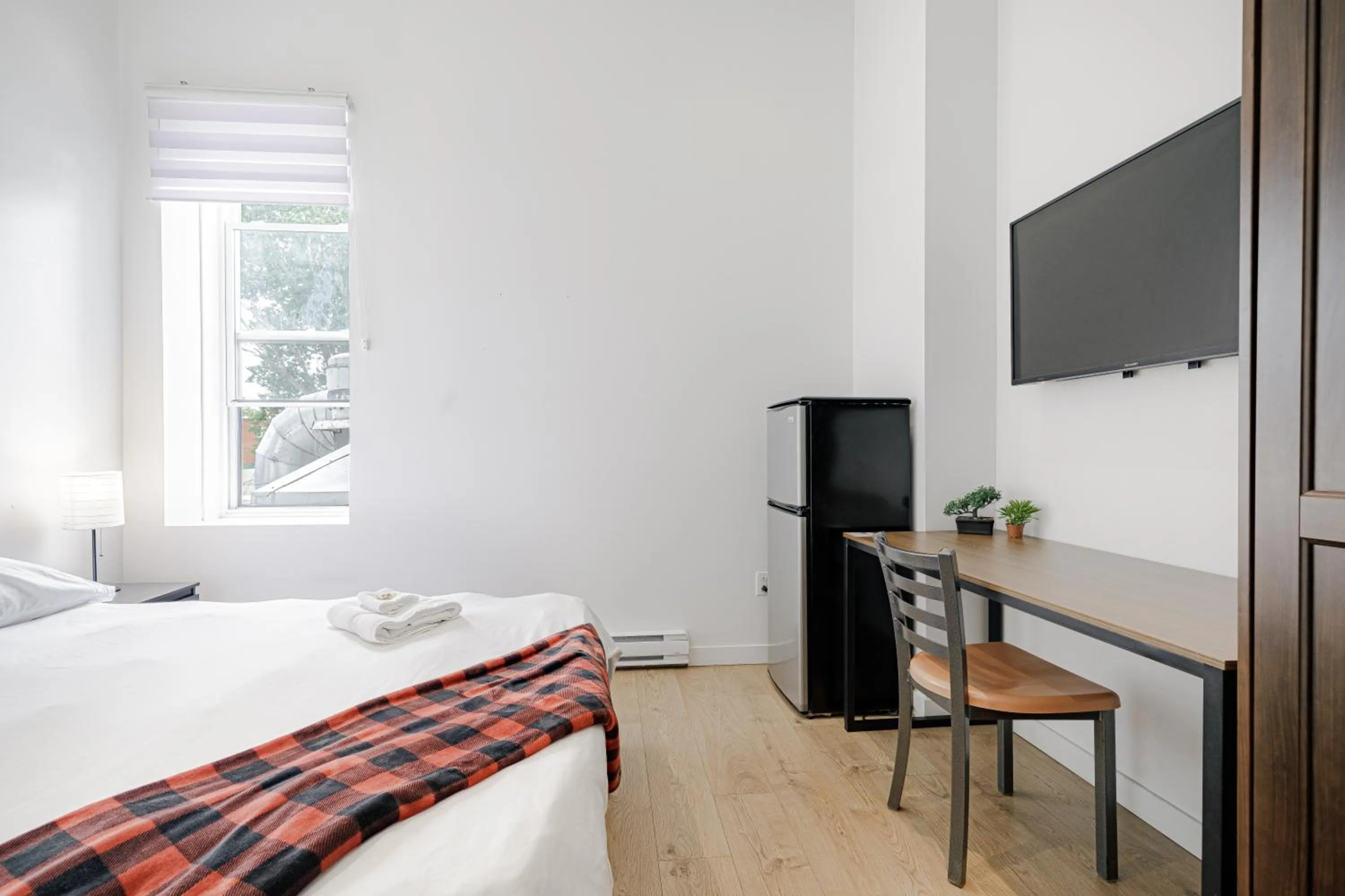 Bed in HoMa Homestay Hotel by Olympic Stadium Montreal Auberge-Hostel