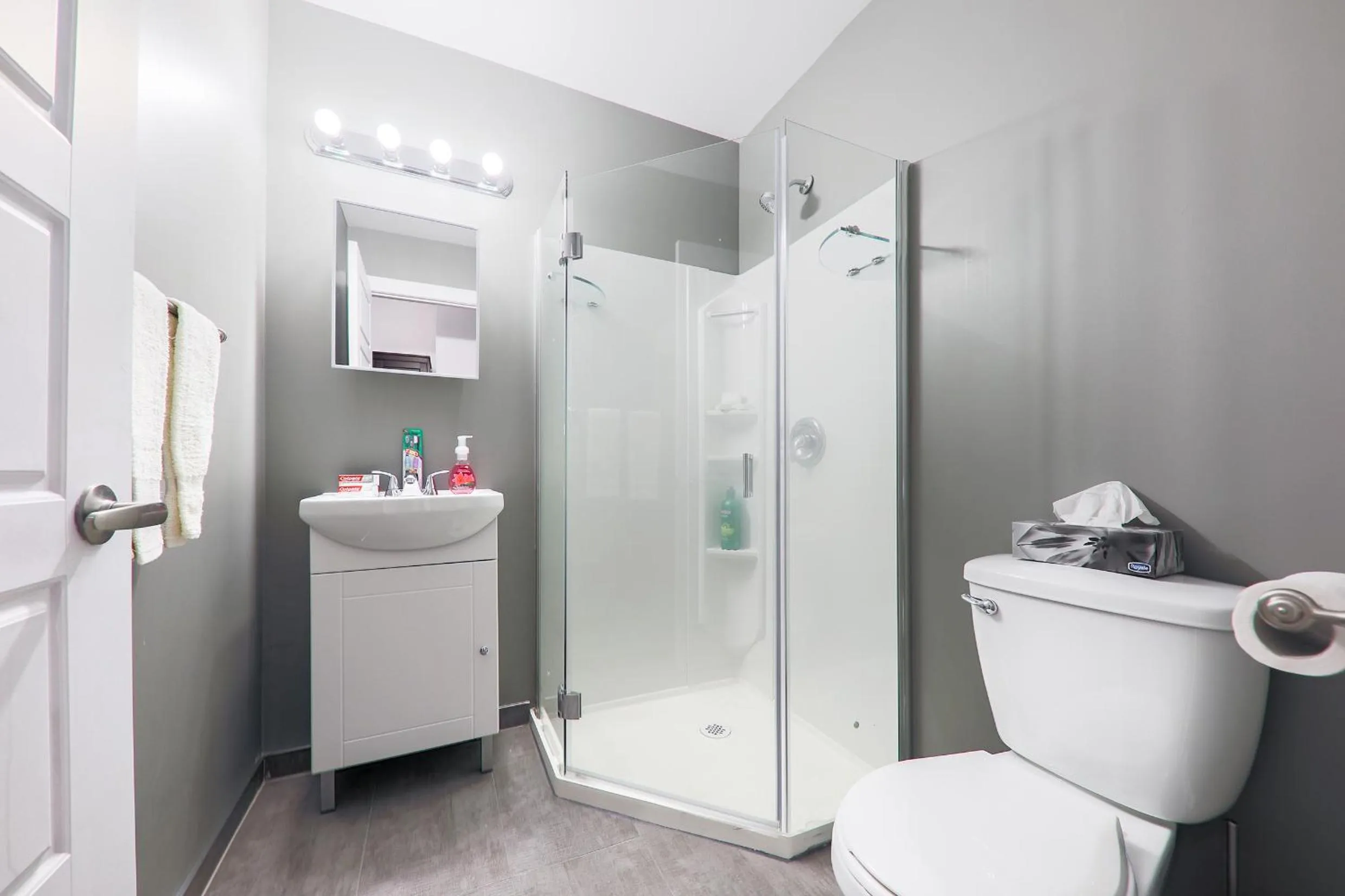 Shower in HoMa Homestay Hotel by Olympic Stadium Montreal Auberge-Hostel