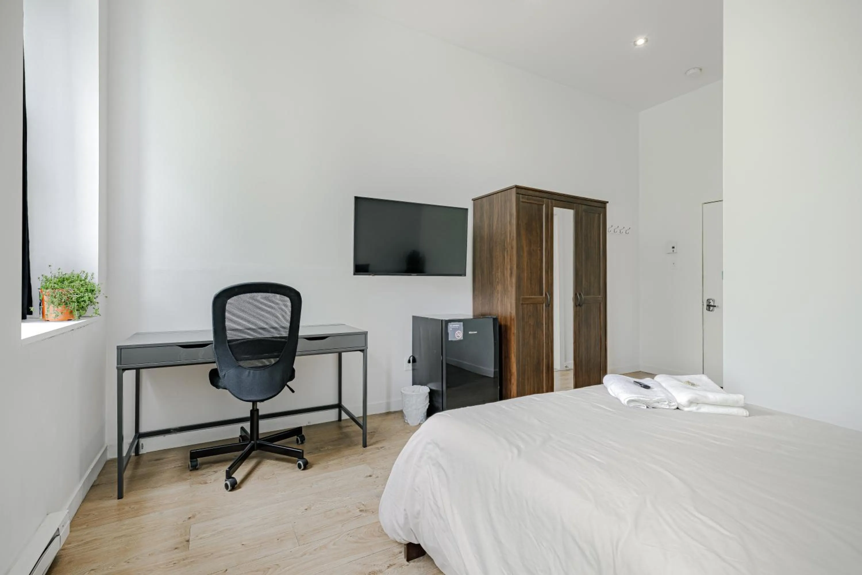 Bed in HoMa Homestay Hotel by Olympic Stadium Montreal Auberge-Hostel