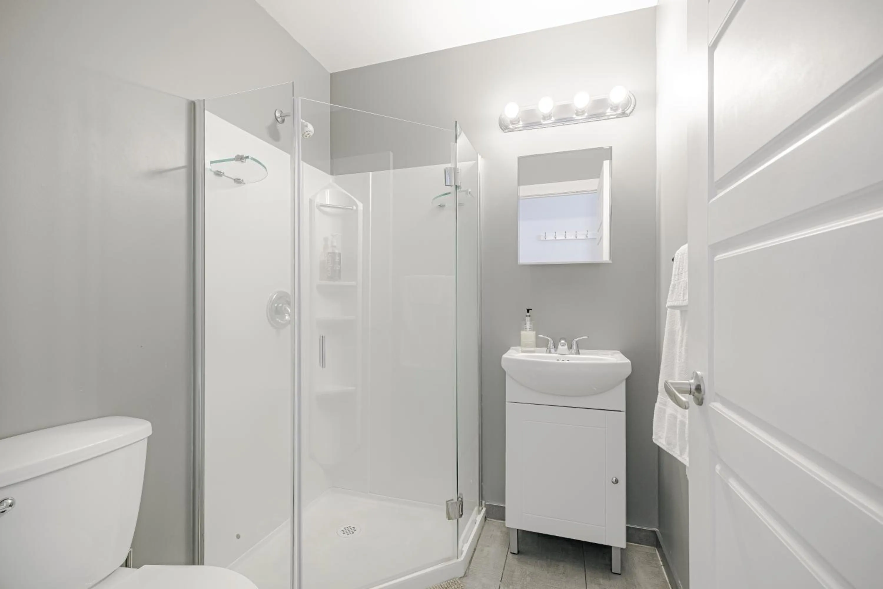 Shower in HoMa Homestay Hotel by Olympic Stadium Montreal Auberge-Hostel