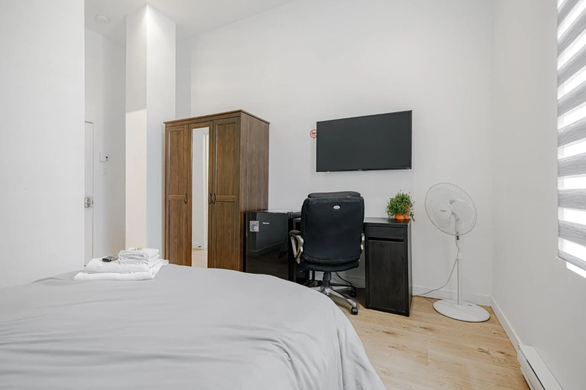 Bed in HoMa Homestay Hotel by Olympic Stadium Montreal Auberge-Hostel