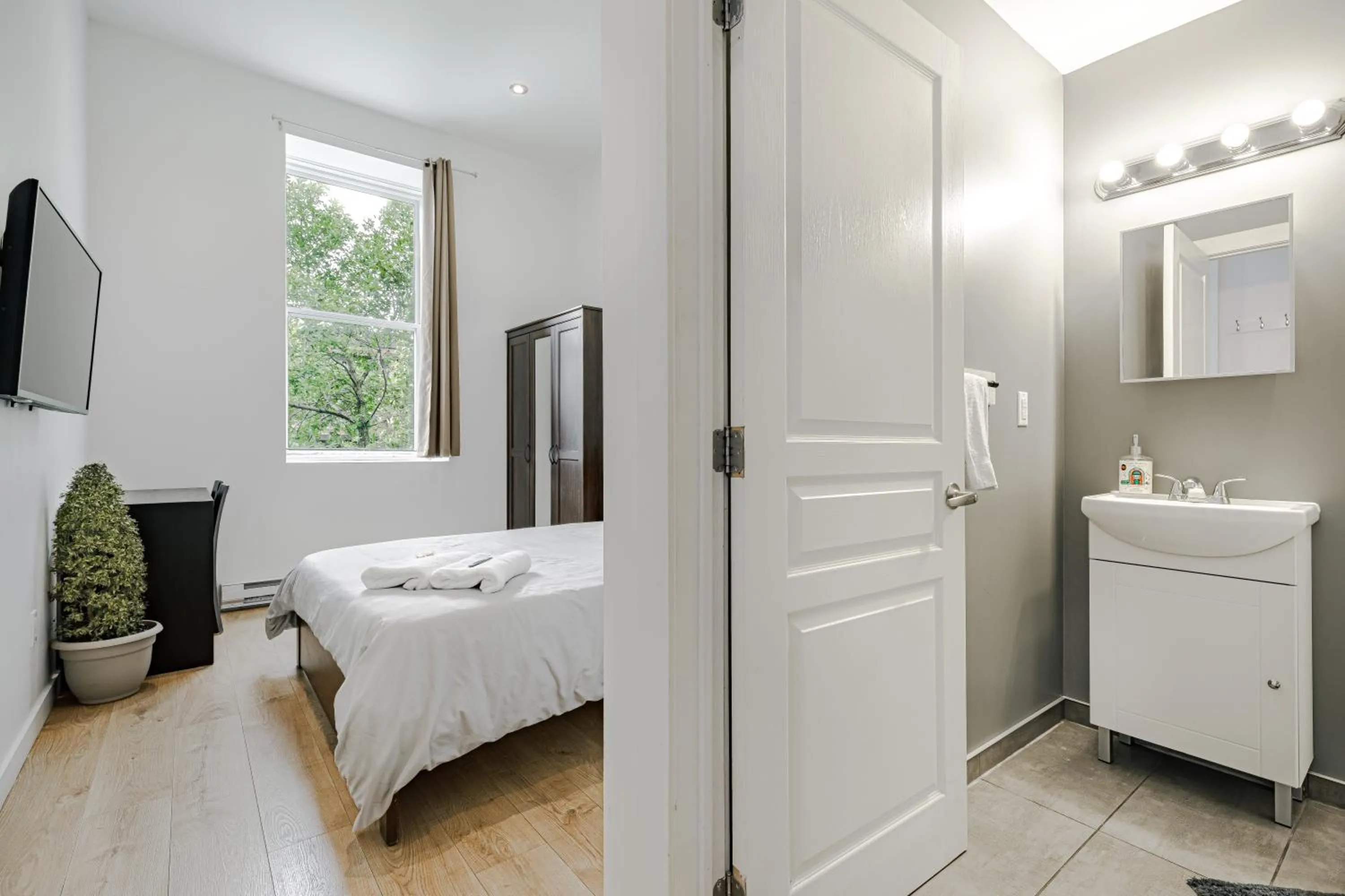 Bed in HoMa Homestay Hotel by Olympic Stadium Montreal Auberge-Hostel