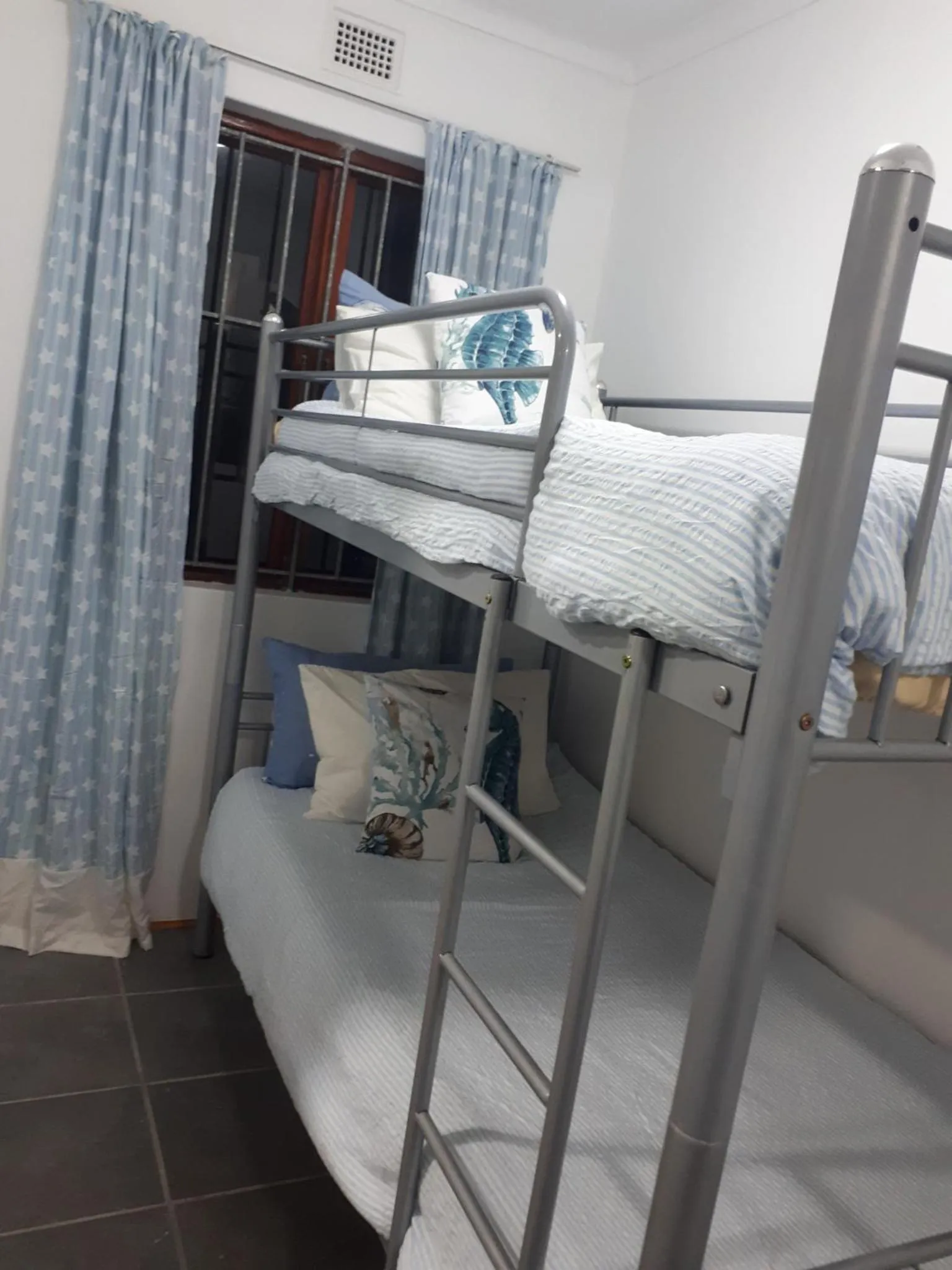 Photo of the whole room, Bed in Umtamvuna View Cabanas