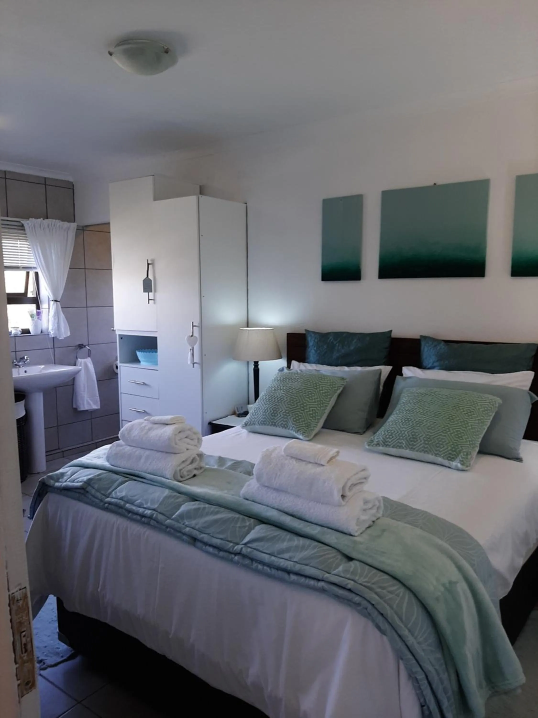 Shower, Bed in Umtamvuna View Cabanas