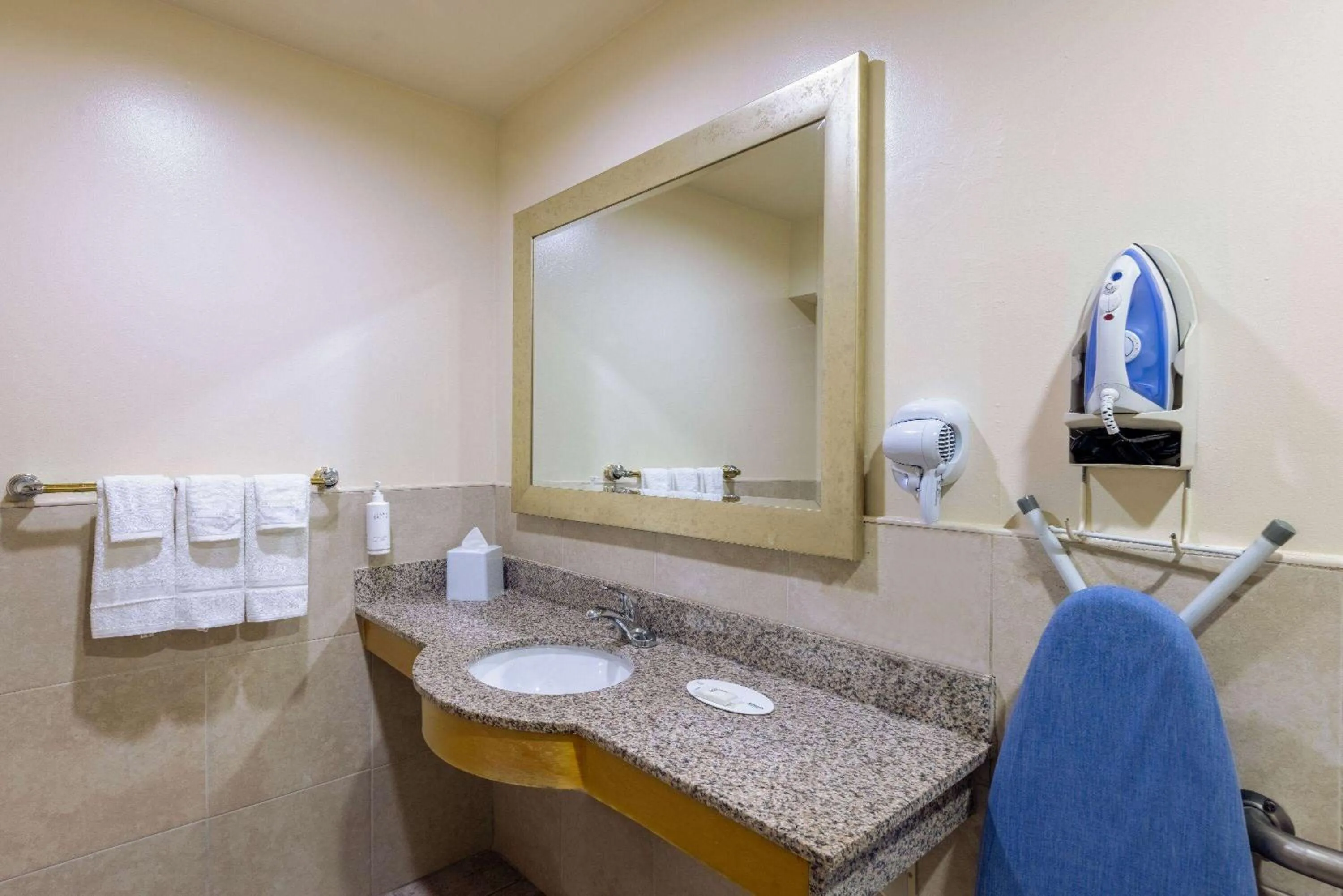 Bathroom in Travelodge by Wyndham Florida City/Homestead/Everglades