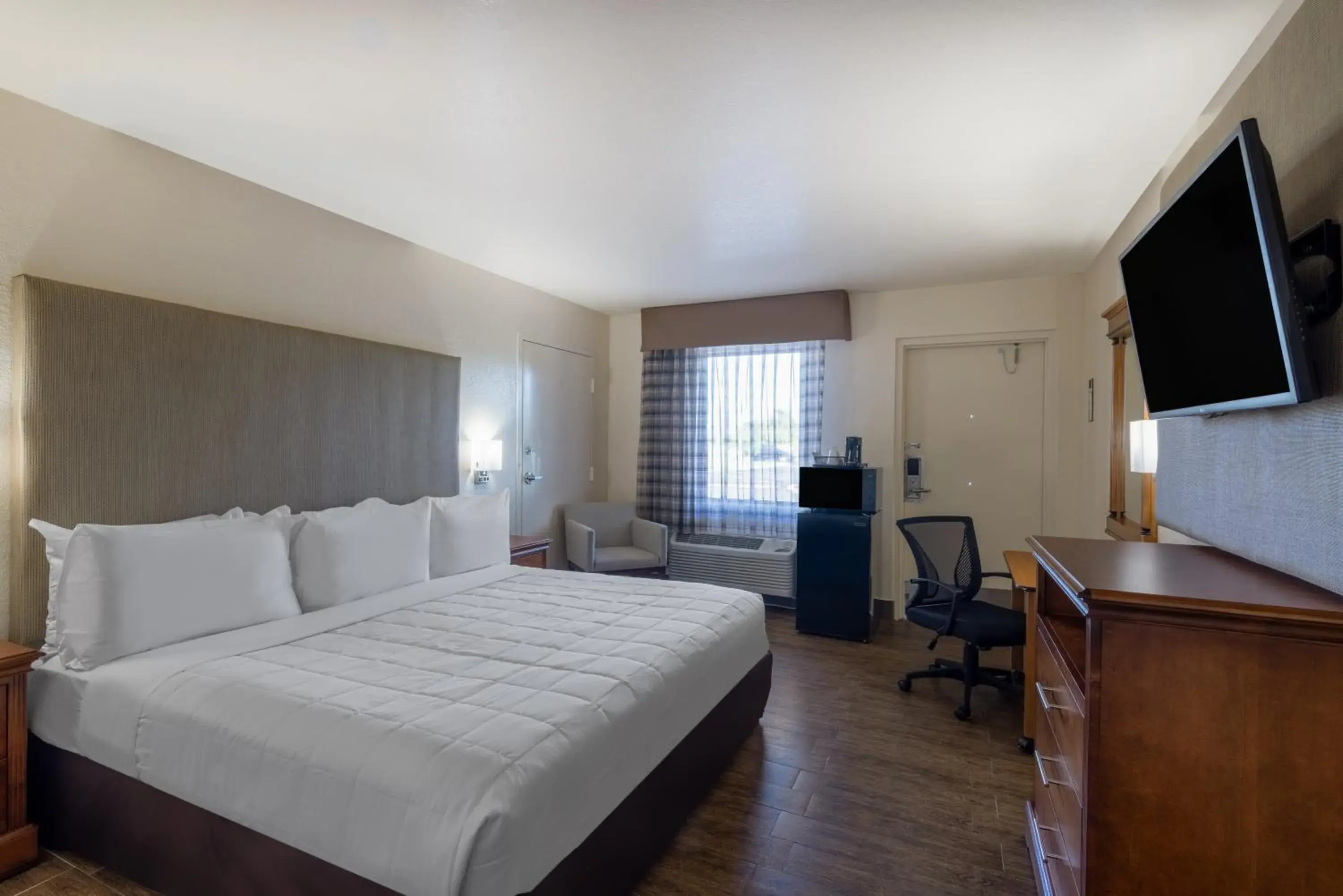 King Room with Mobility Access - Ground Floor/Non-Smoking in Travelodge by Wyndham Florida City/Homestead/Everglades King Room with Mobility Access - Ground Floor/Non-Smoking in Travelodge by Wyndham Florida City/Homestead/Everglades