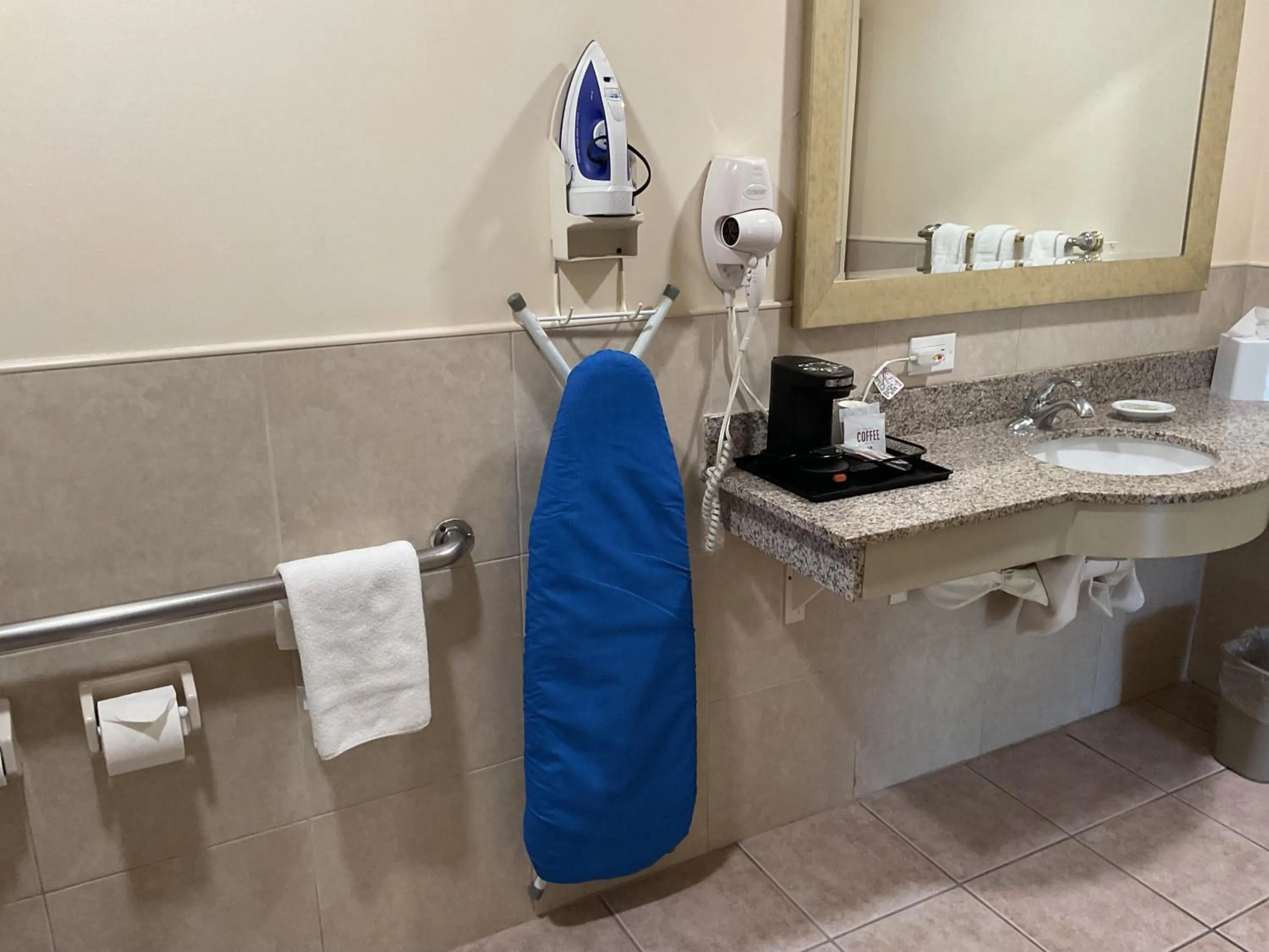 Bathroom in Travelodge by Wyndham Florida City/Homestead/Everglades