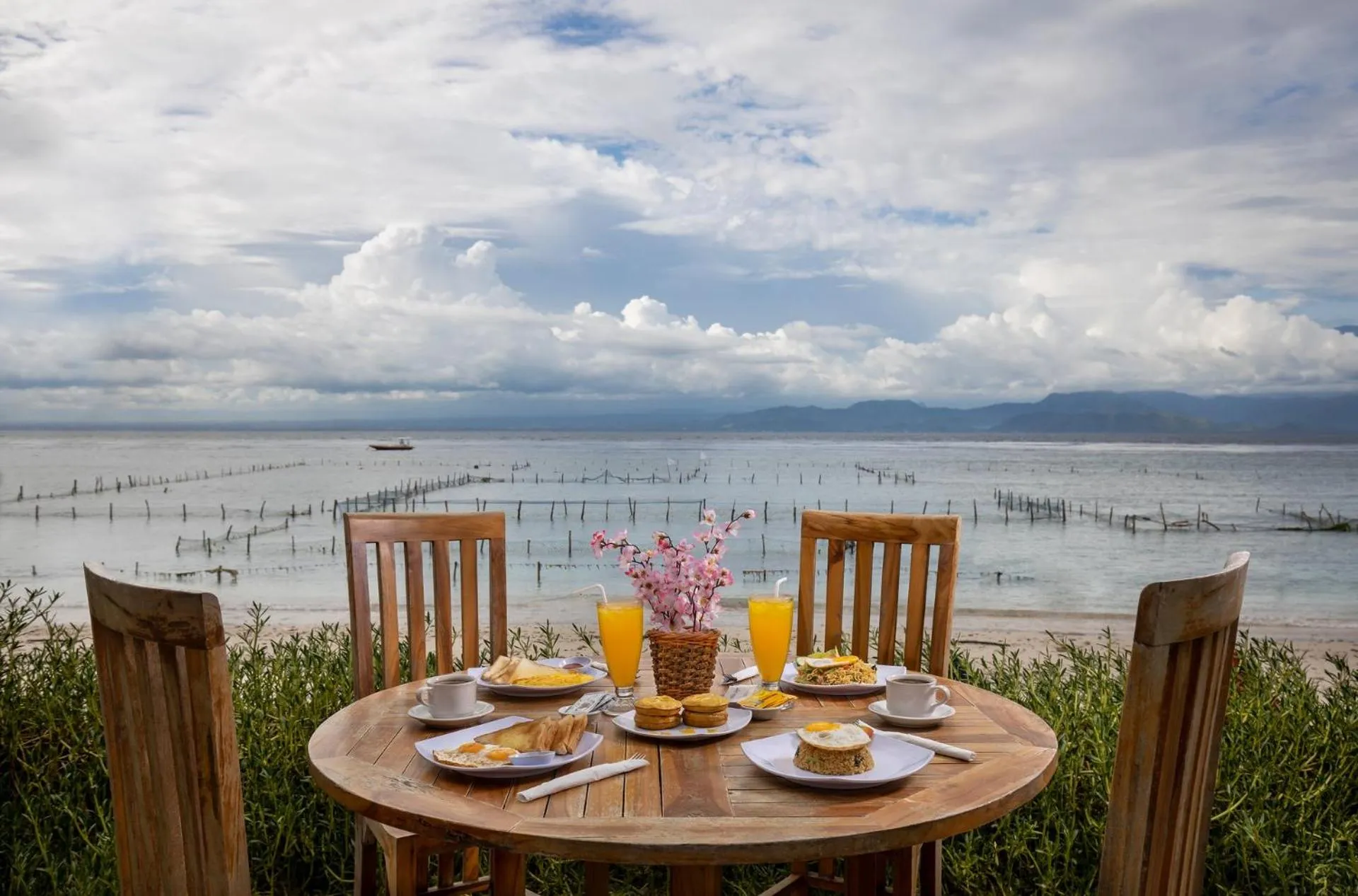 Food and drinks in Santen Beach Bungalows