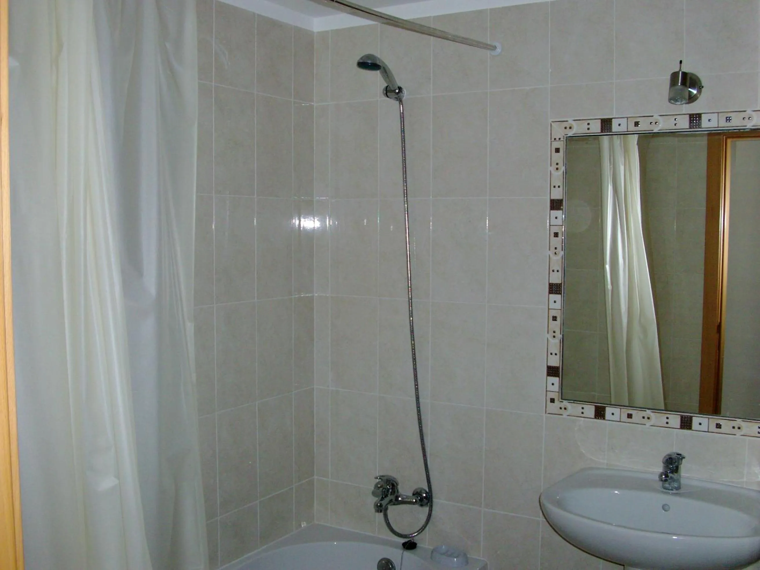 Shower in Albufeira 2 bedroom apartment 5 min from Falesia beach and close to center I