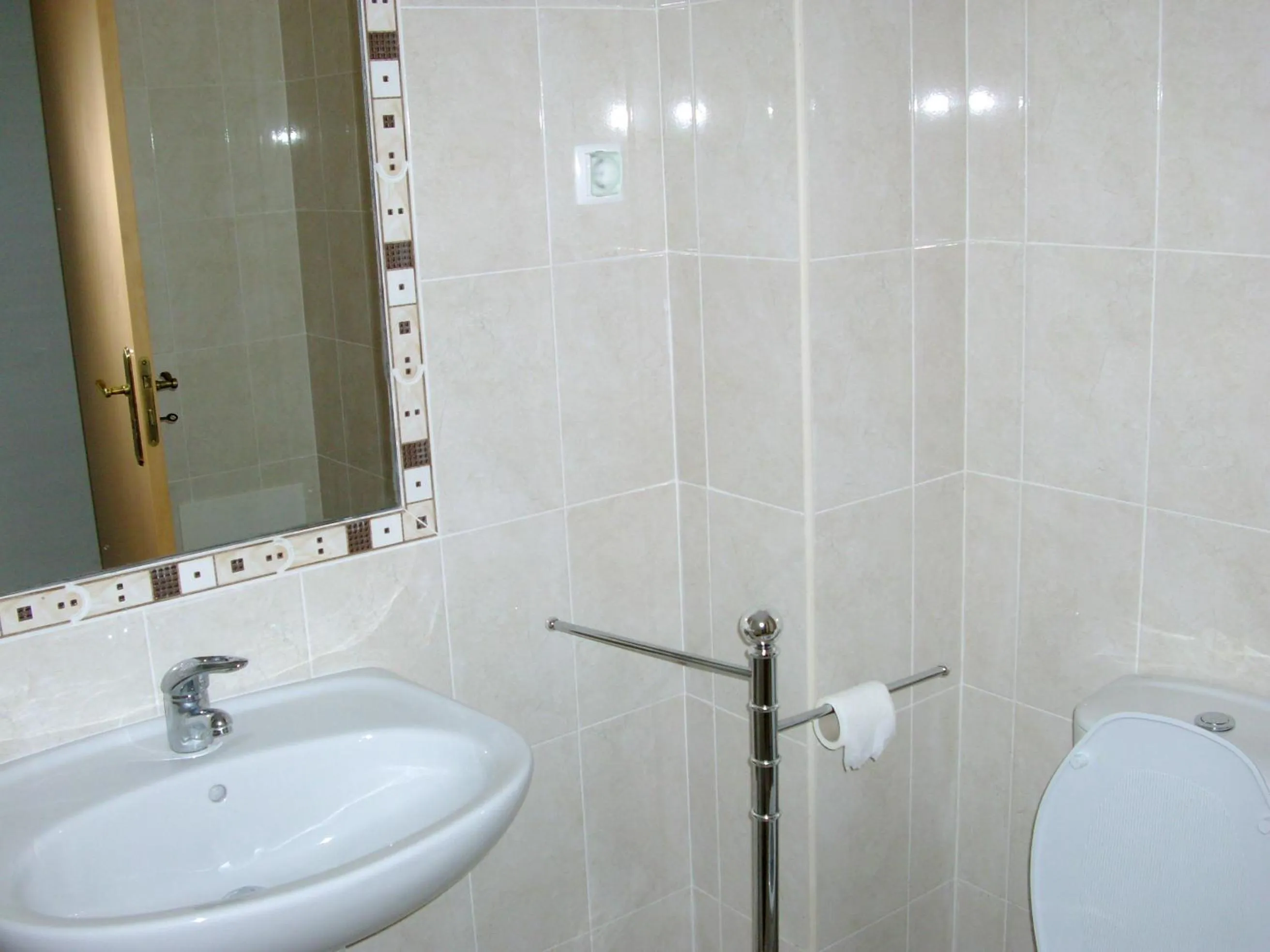 Toilet in Albufeira 2 bedroom apartment 5 min from Falesia beach and close to center I