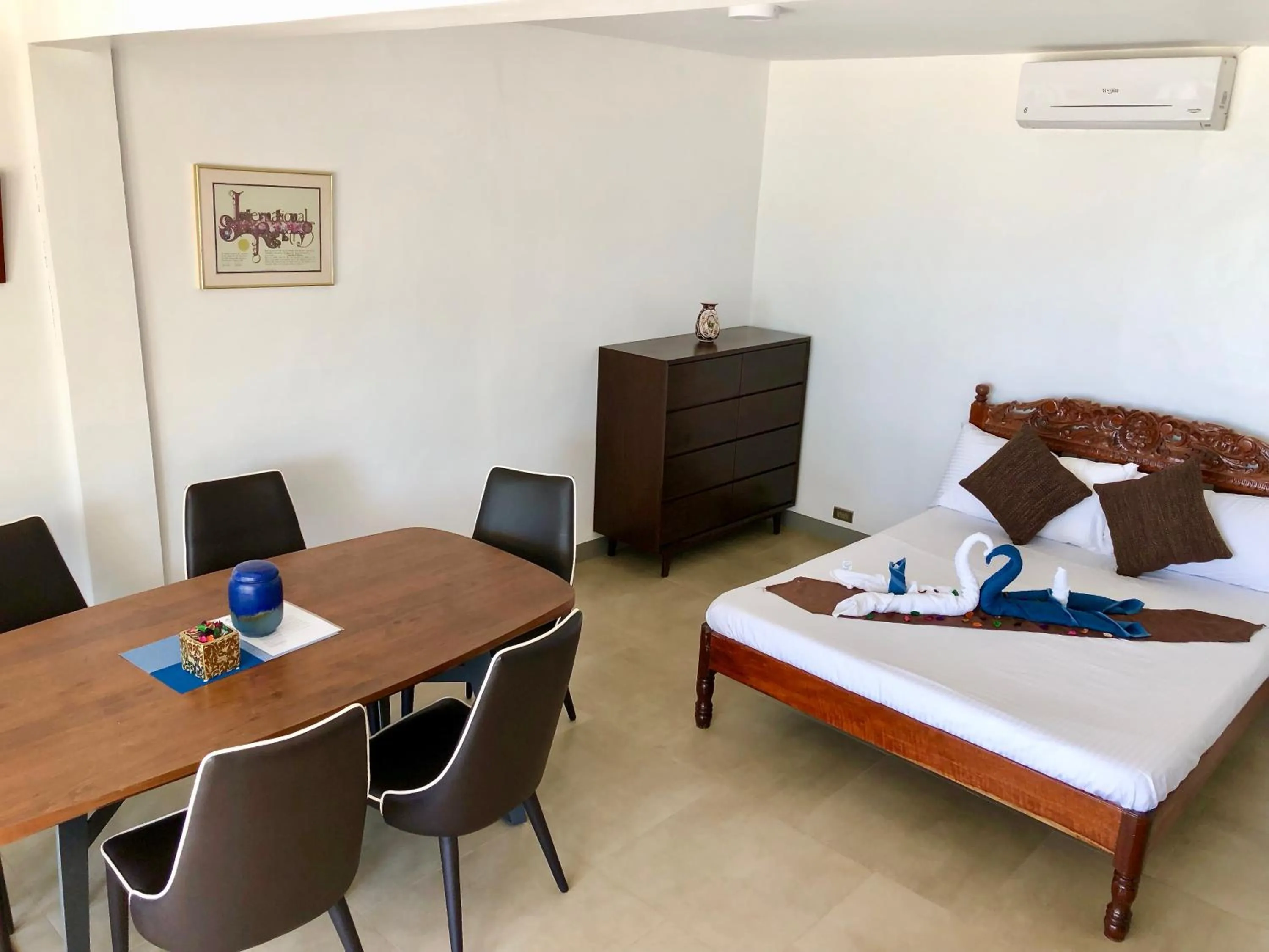 Bed in Sunset Cove Beach & Dive Resort