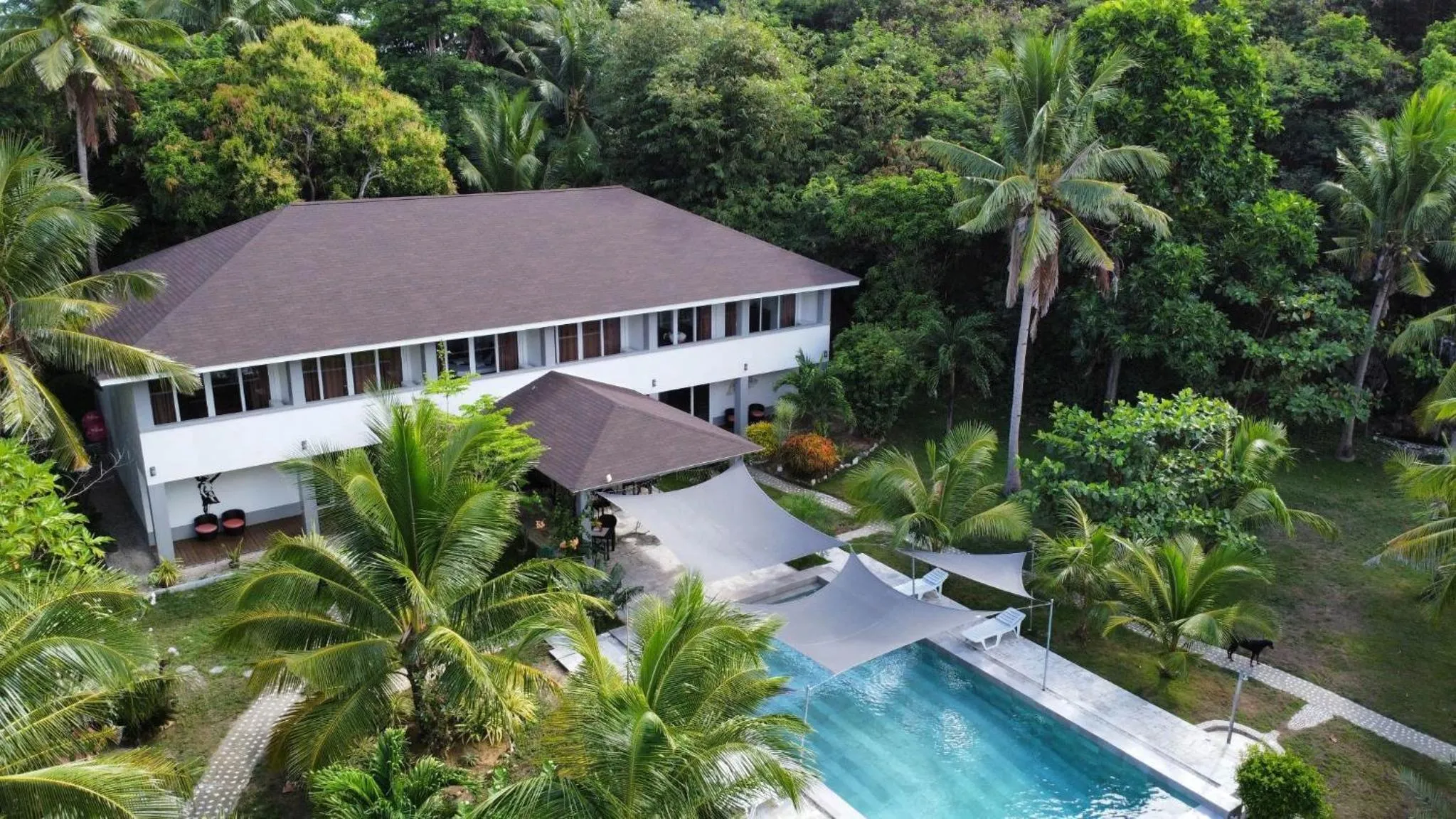 Property building in Sunset Cove Beach & Dive Resort