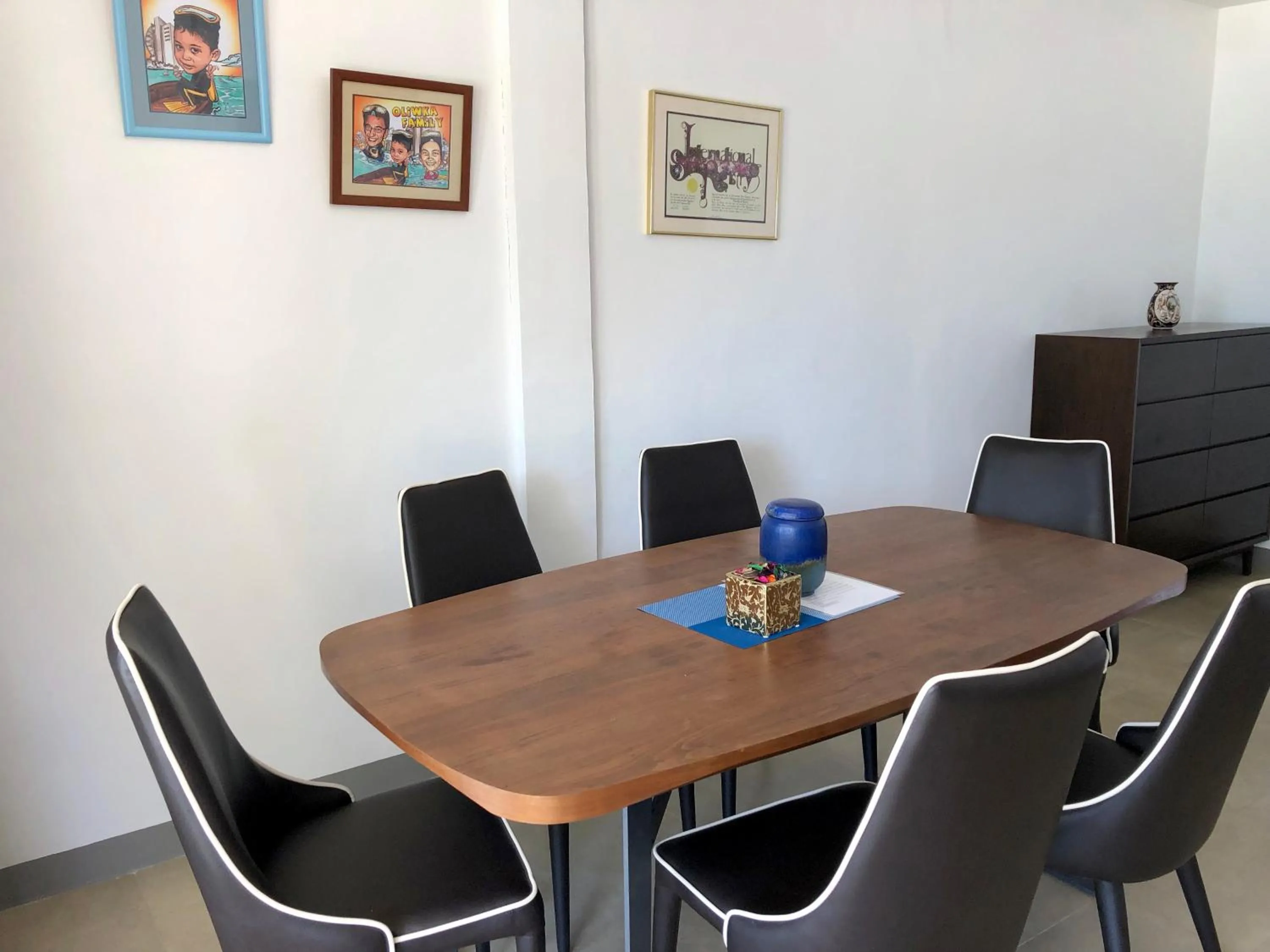 Seating area in Sunset Cove Beach & Dive Resort