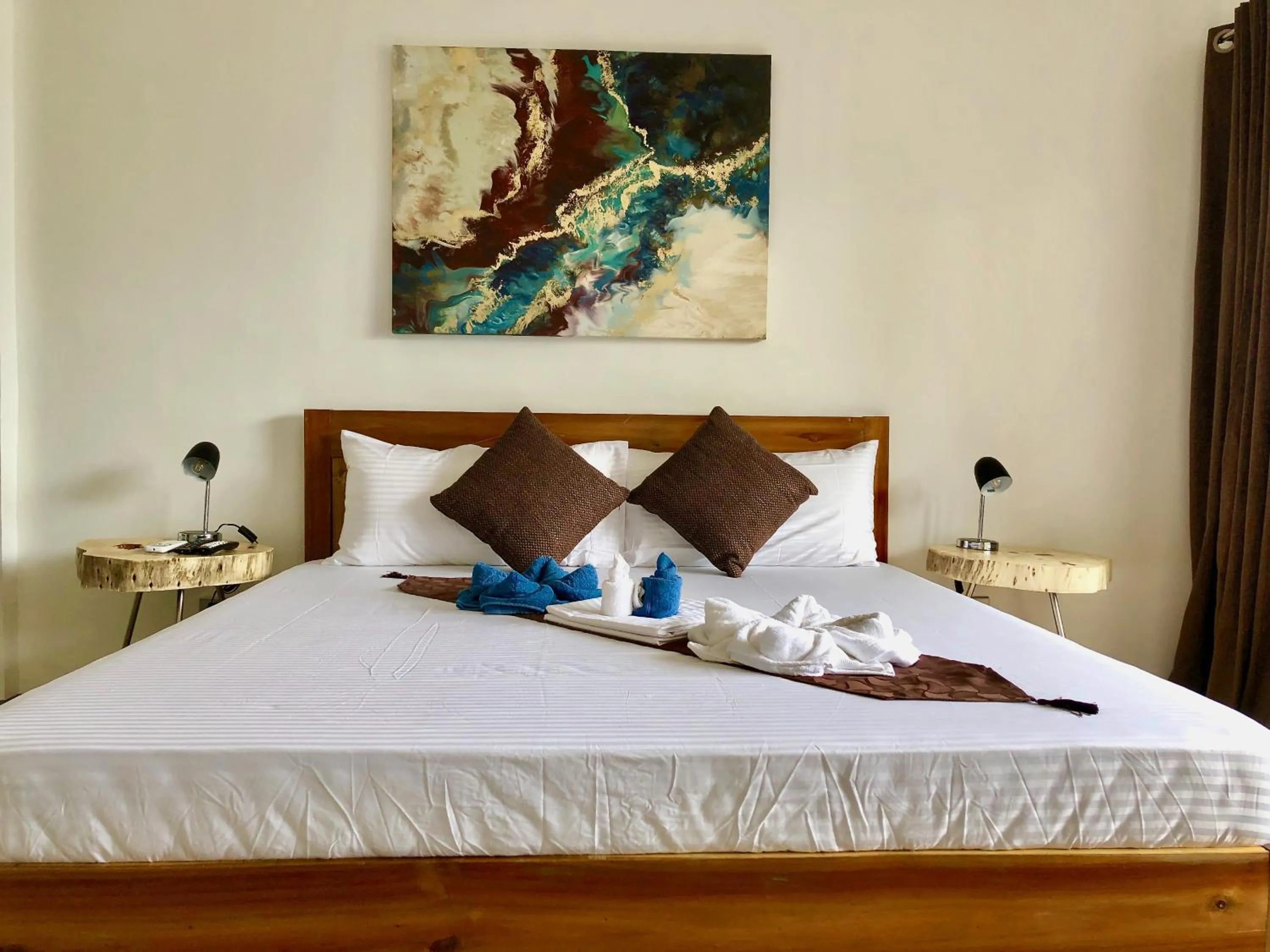 Bedroom, Bed in Sunset Cove Beach & Dive Resort