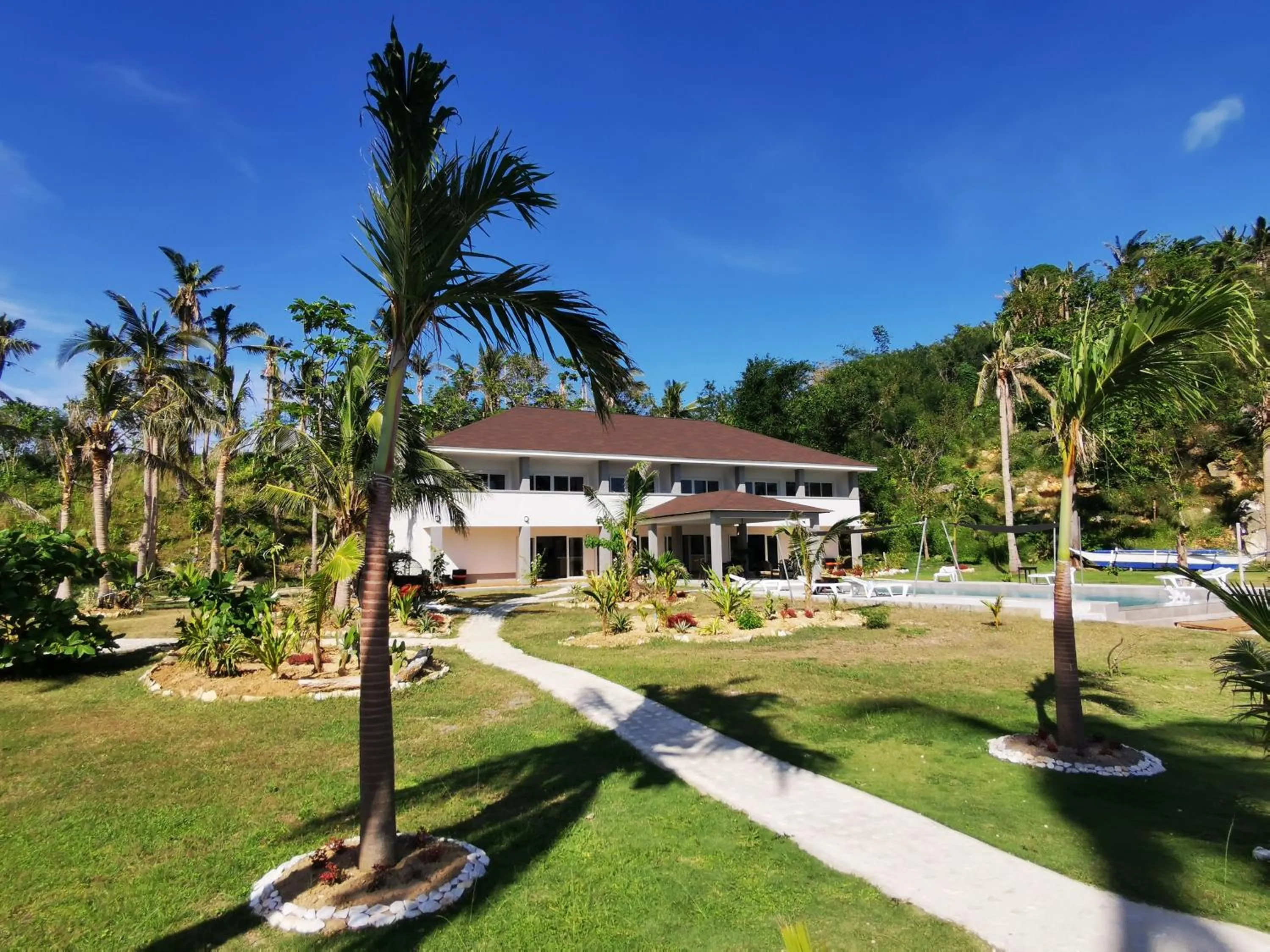 Property building in Sunset Cove Beach & Dive Resort