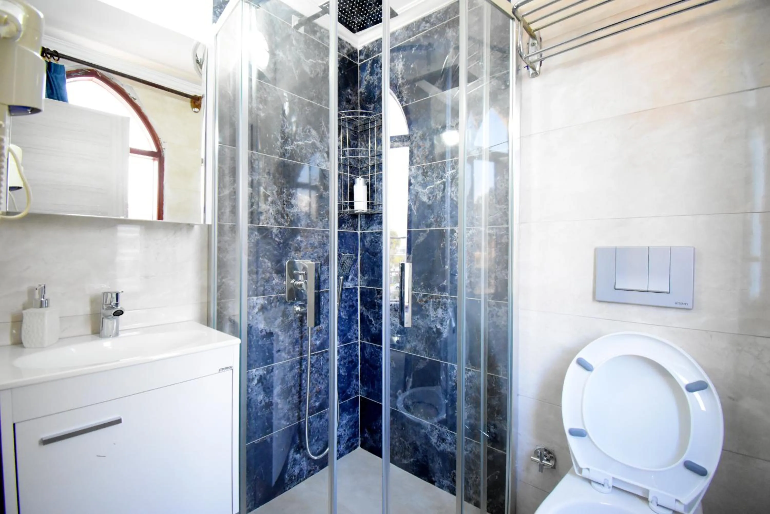 Shower in Eroglu City Hotel